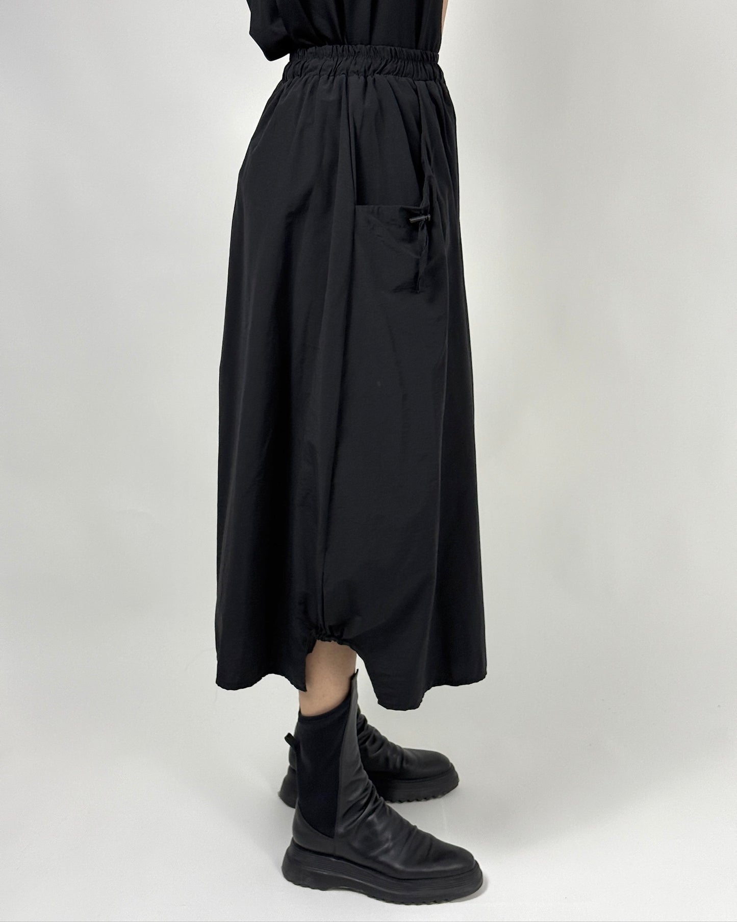 Fustă Bubble Neagră cu Buzunare și Șnur Ajustabil | Talie Unică | Qarma