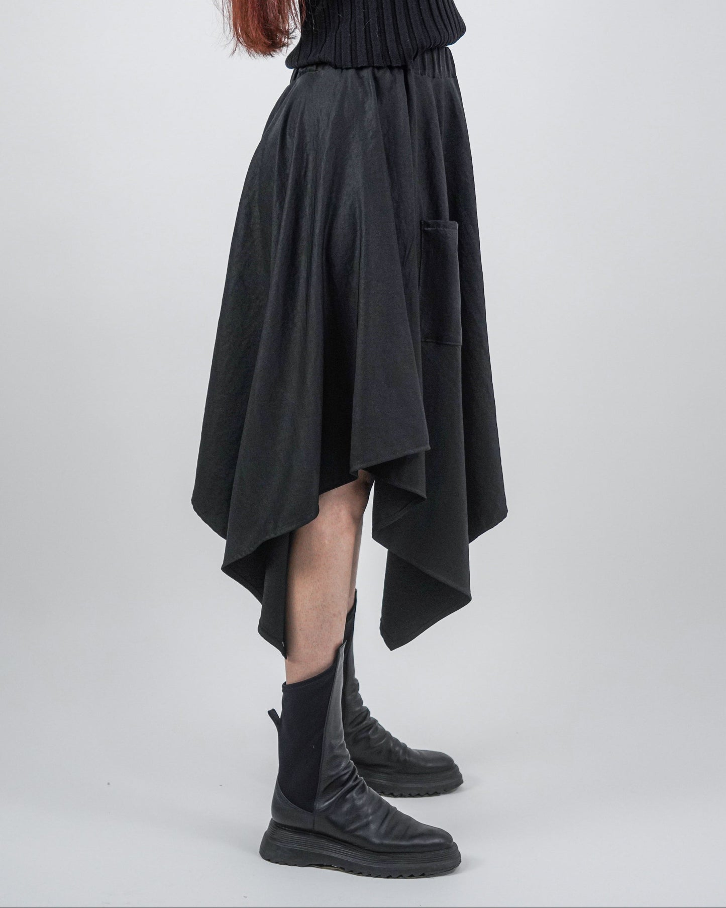 Fustă Neagră Asimetrică cu Două Buzunare (S-XL)