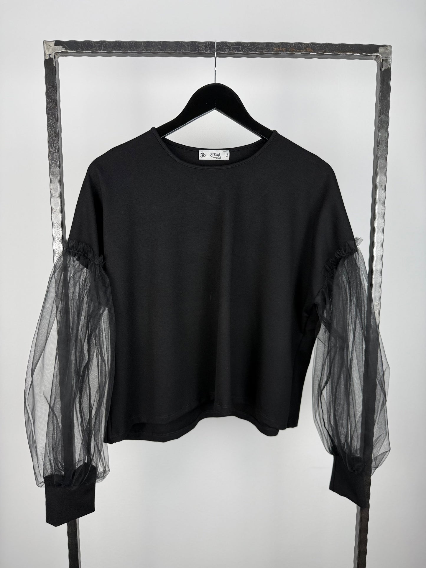 BLUZA NEAGRA DIN CATIFEA SI MANECI DIN TULLE