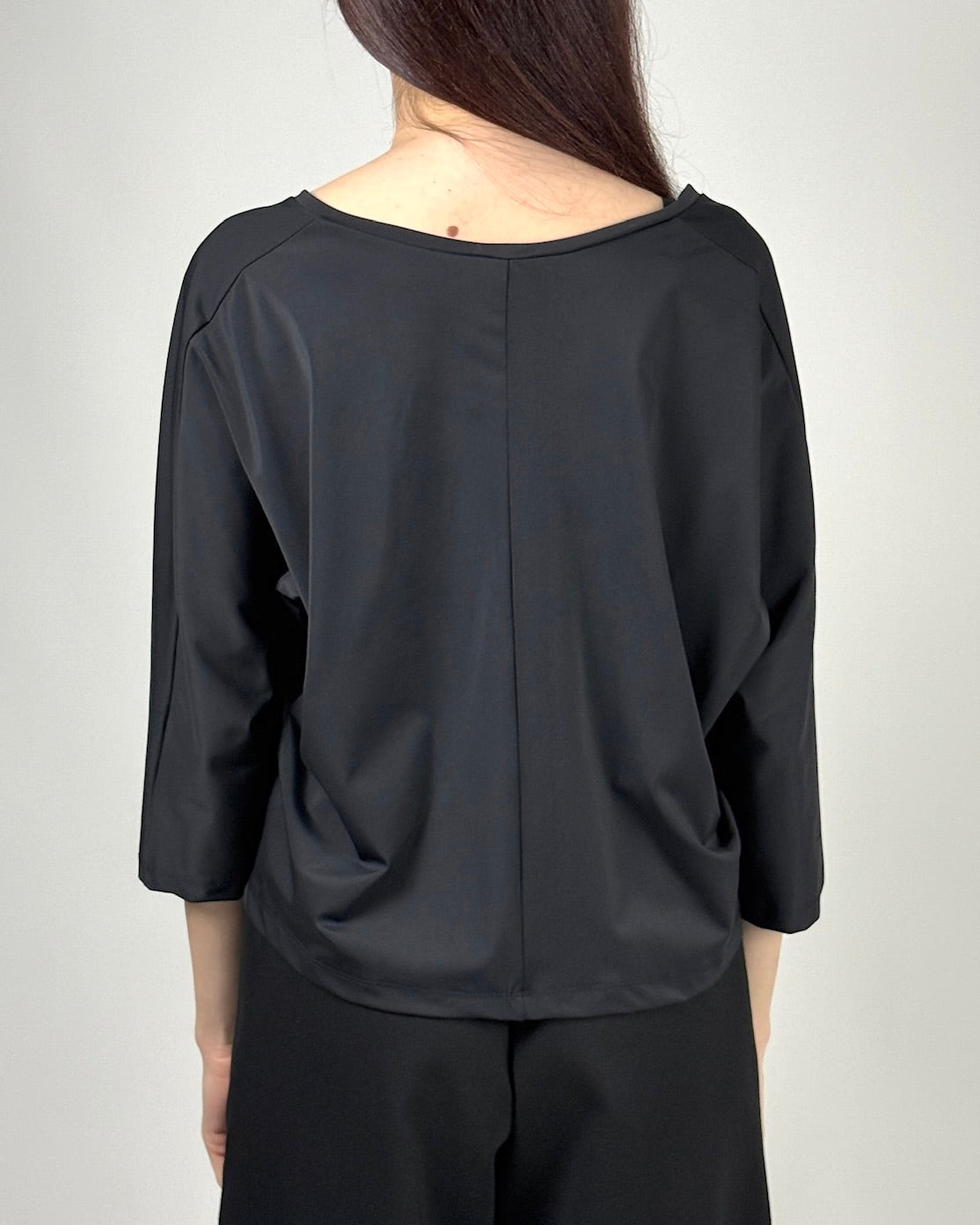 Bluză Neagră Fluidă cu Decolteu V | Talie Unică | Qarma