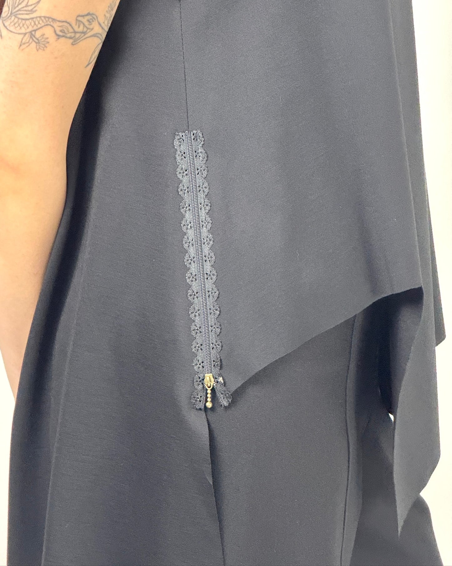 Capă Neagră Asimetrică cu Fermoar Brodat | Talie Unică | Qarma