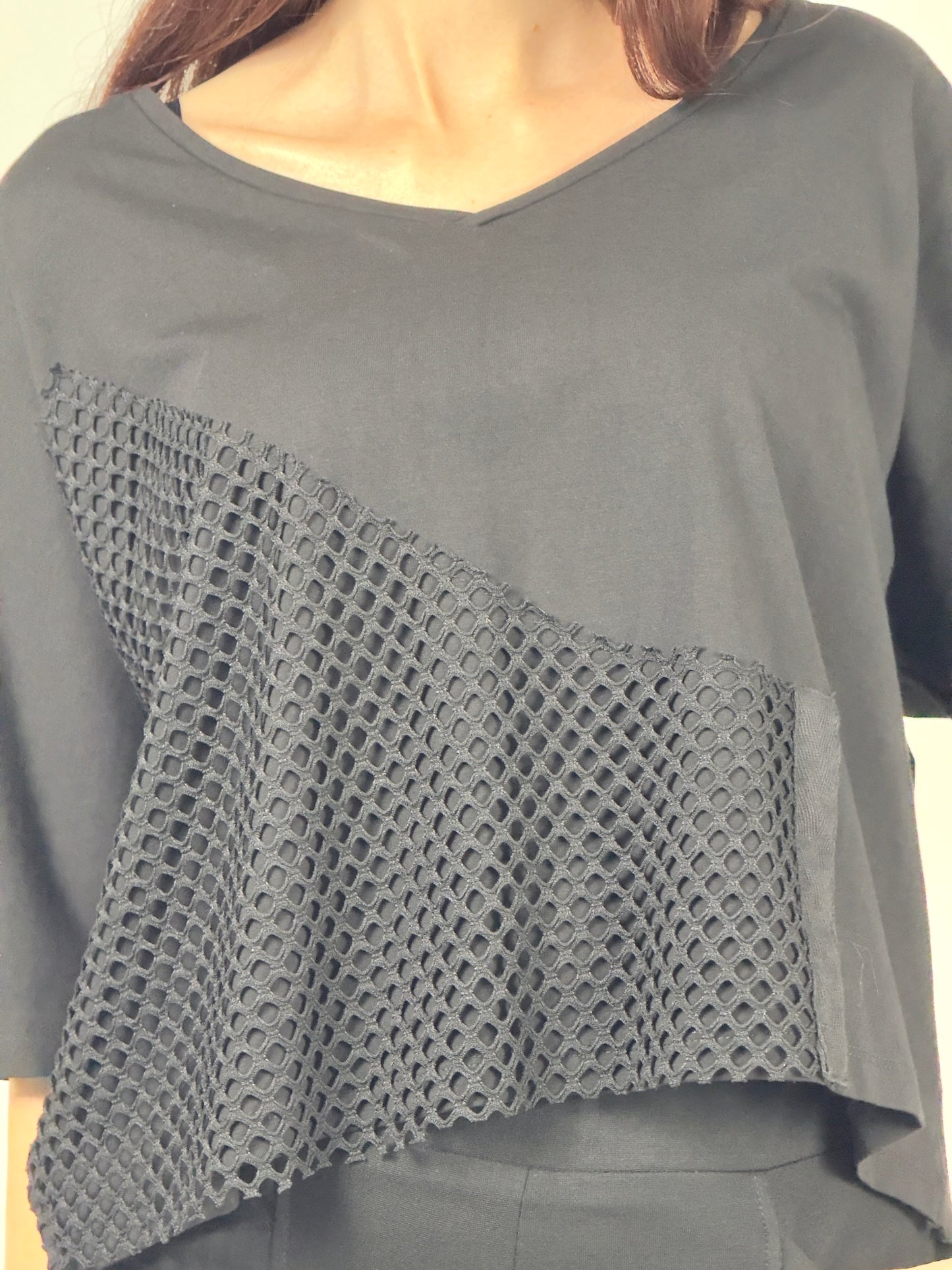 Bluză Neagră Asimetrică cu Inserție de Plasă | Talie Unică | Qarma