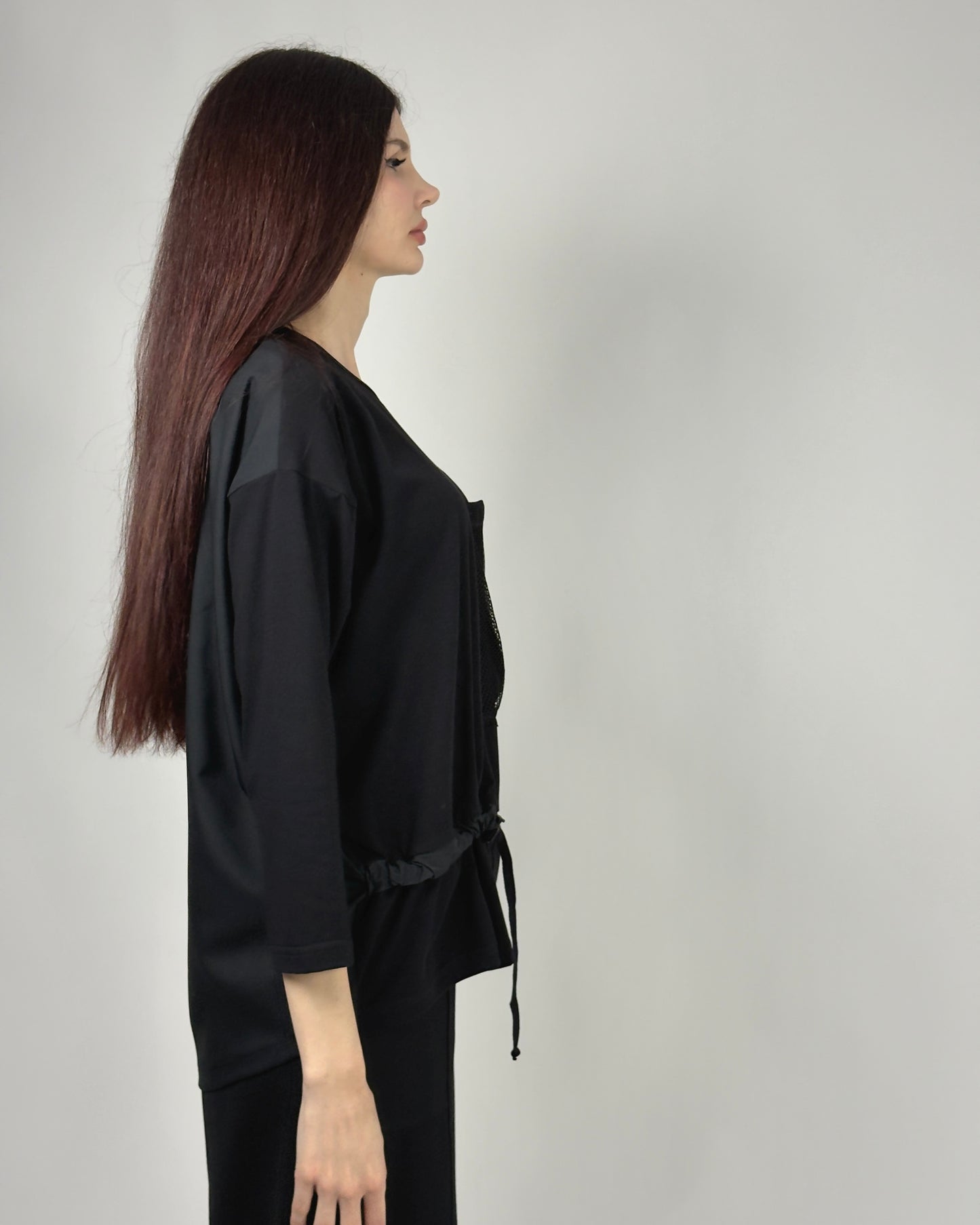 Bluză Neagră cu Buzunar Texturat și Șnur Lateral | Talie Unică | Qarma