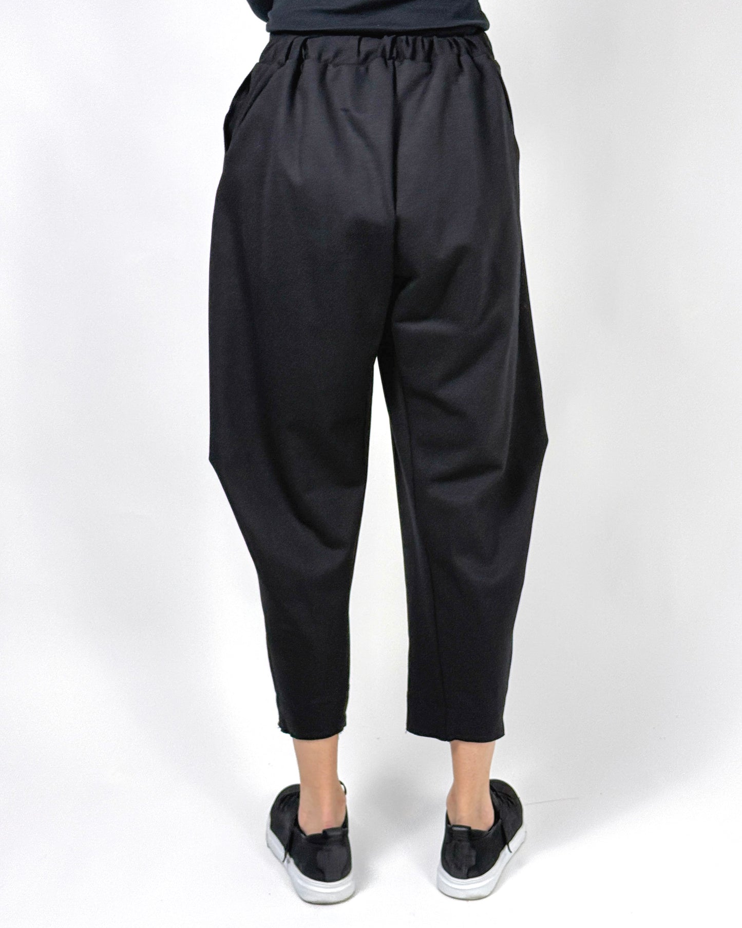 Pantaloni Negri Asimetrici cu Cusături Diagonale | Talie Unică | Qarma