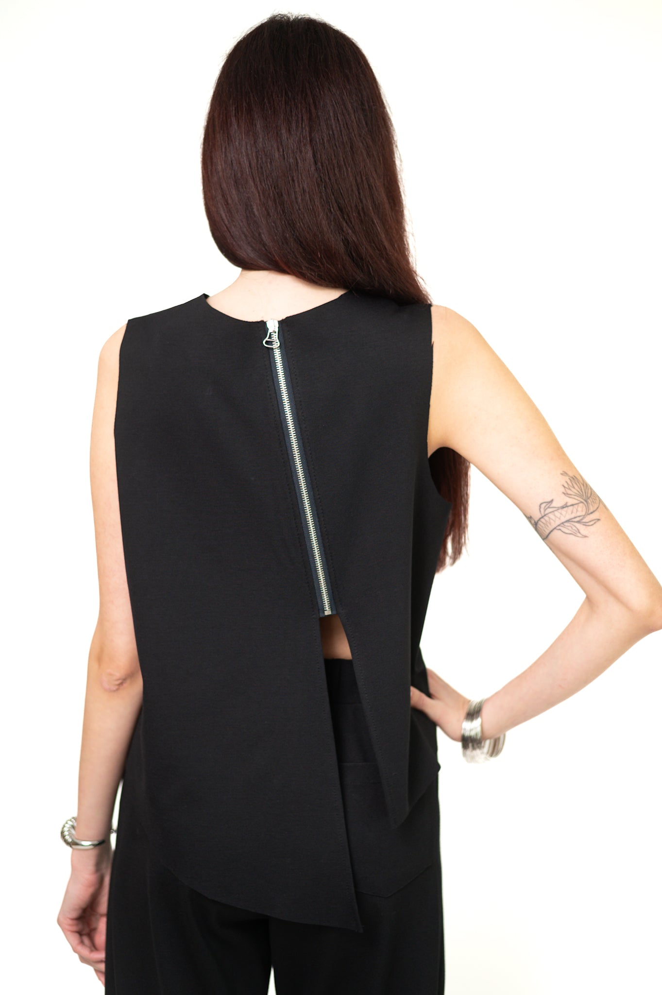 Top negru asimetric cu fermoar pe spate