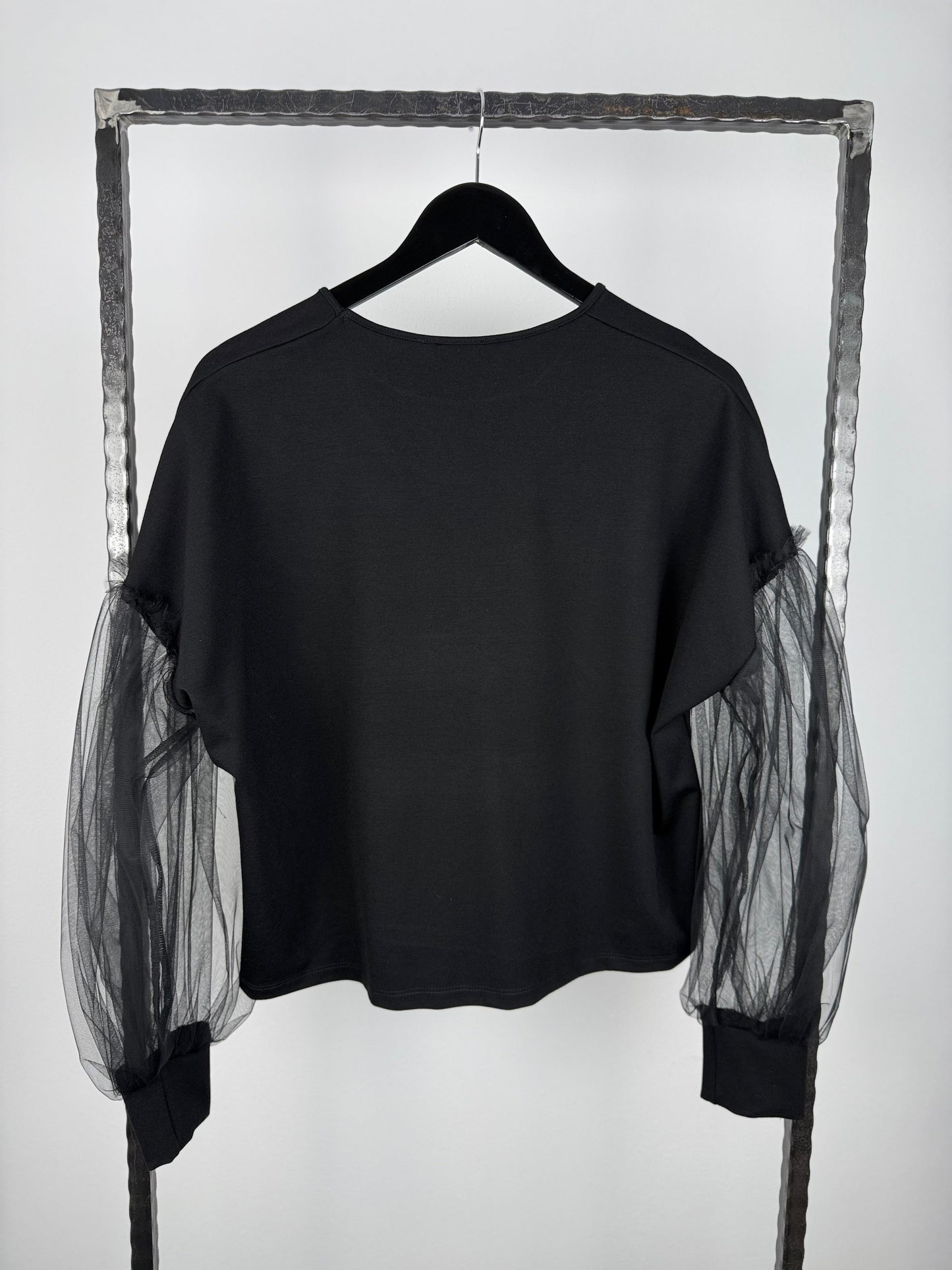 BLUZA NEAGRA DIN CATIFEA SI MANECI DIN TULLE
