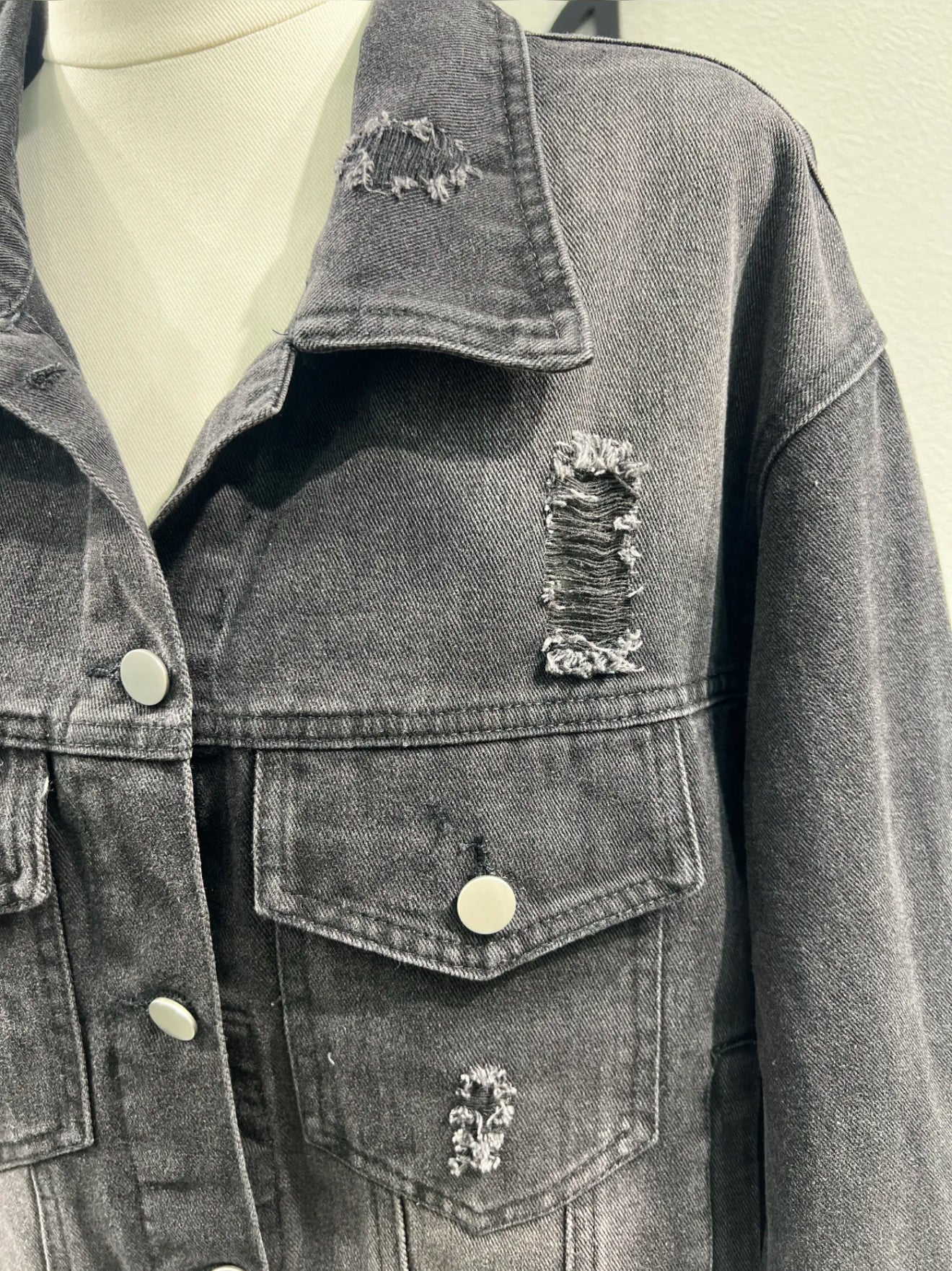 Jacheta denim neagra cu efecte distressed - simpla