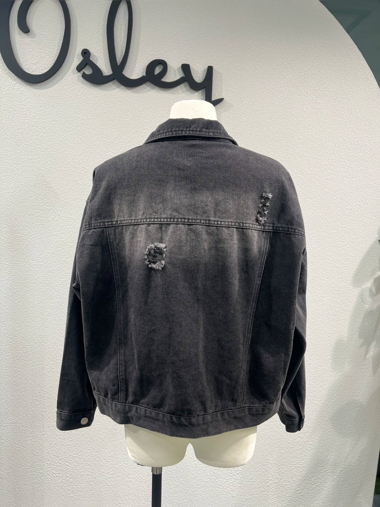 Jacheta denim neagra cu efecte distressed - simpla