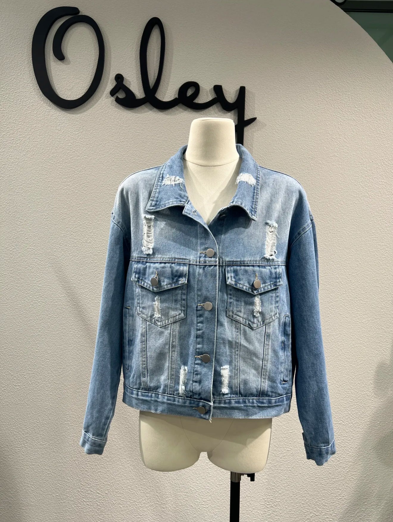 Jacheta denim albastra cu efect distressed - simpla / accesorizata manual