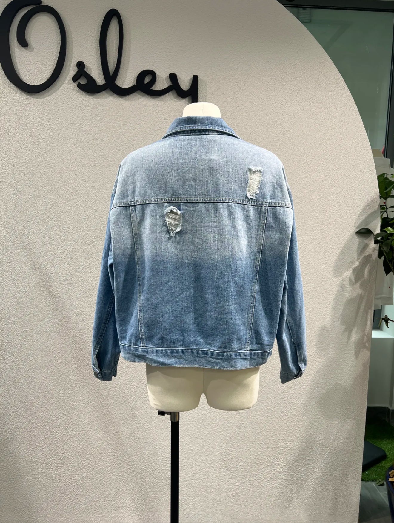 Jacheta denim albastra cu efect distressed - simpla / accesorizata manual