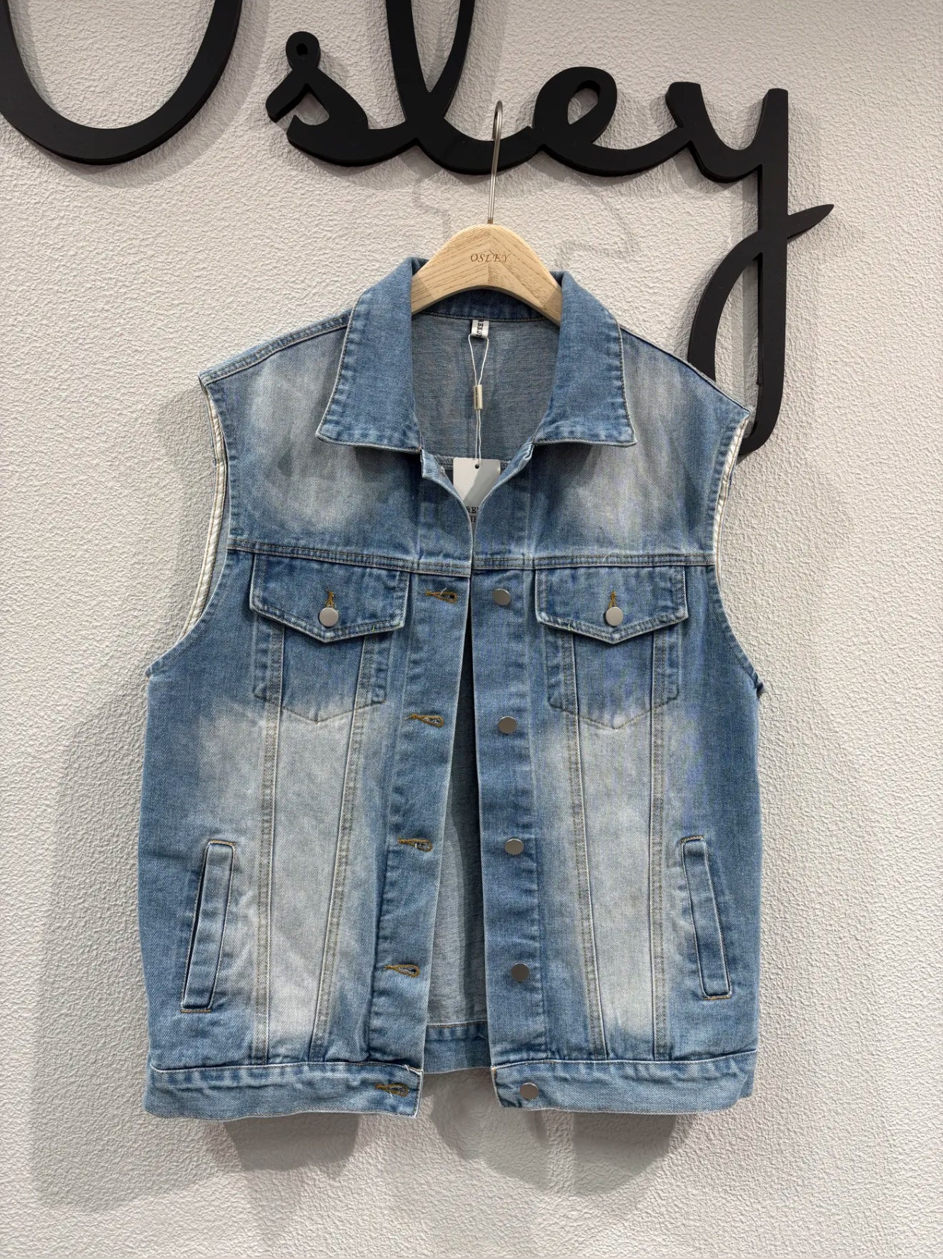 Vesta denim albastra cu buzunare si efect washed - simpla