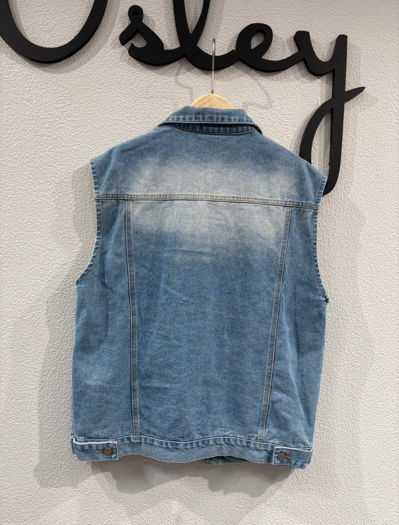 Vesta denim albastra cu buzunare si efect washed - simpla