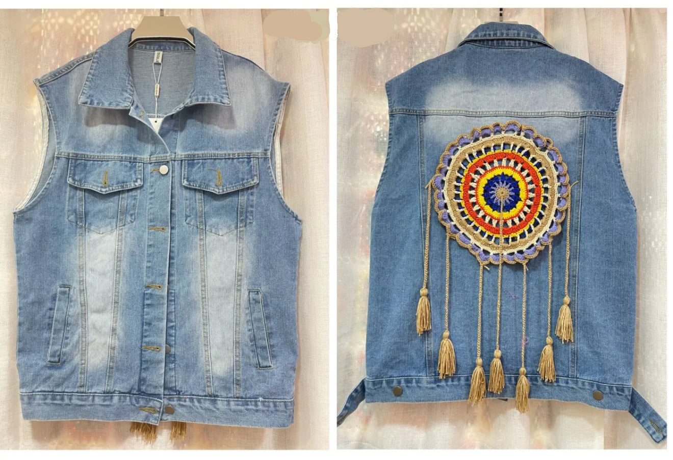Vesta denim albastra cu aplicatie crosetata boho pe spate - simpla / accesorizata manual