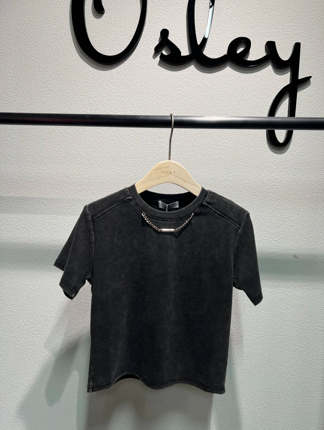 Tricou negru cropped cu lant metalic si efect acid-wash