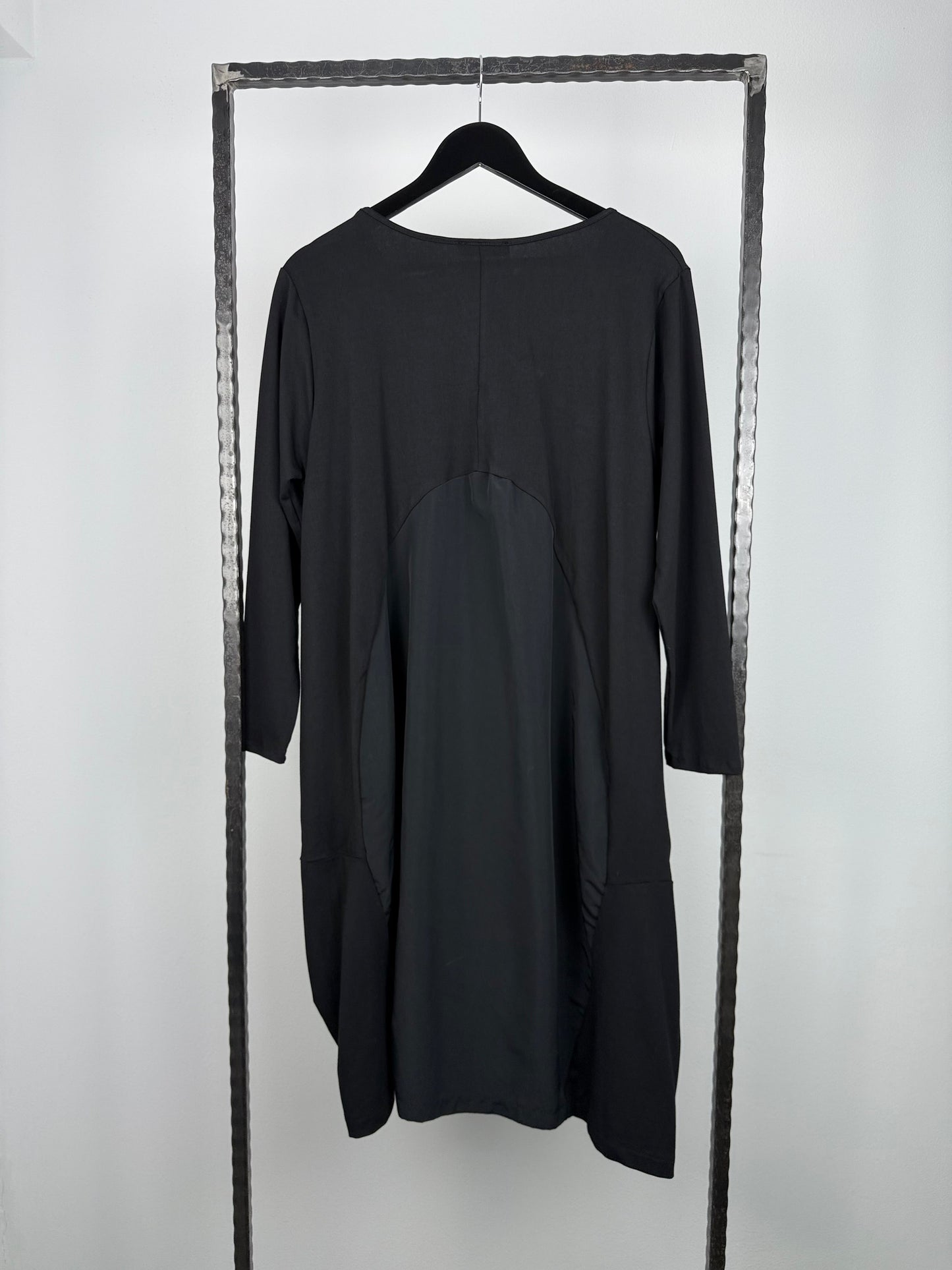 Rochie Neagră Minimalistă cu Buzunare Frontale | Talie Unică | Qarma