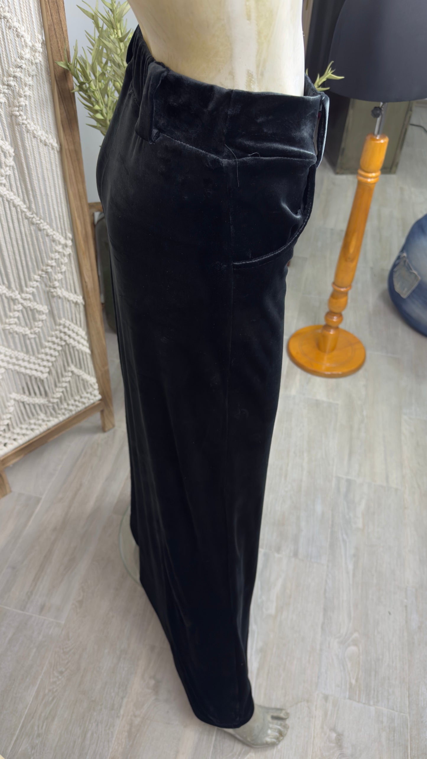 Pantaloni Largi Dama – Catifea Neagra Sofisticata
