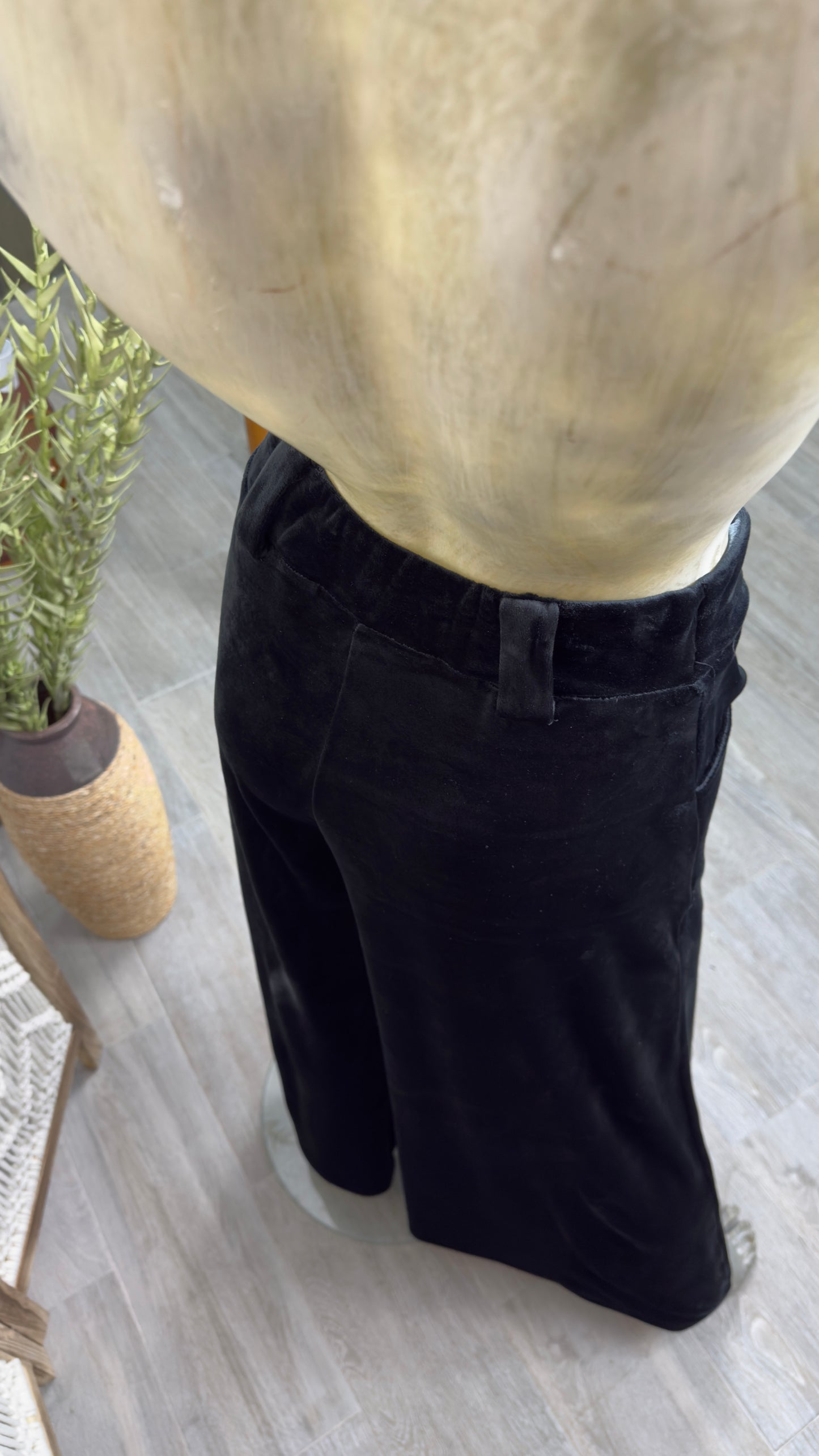 Pantaloni Largi Dama – Catifea Neagra Sofisticata