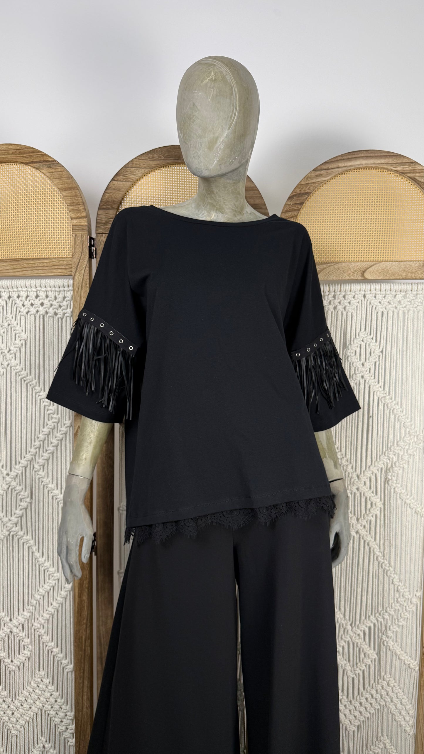 Tricou negru cu franjuri la maneci