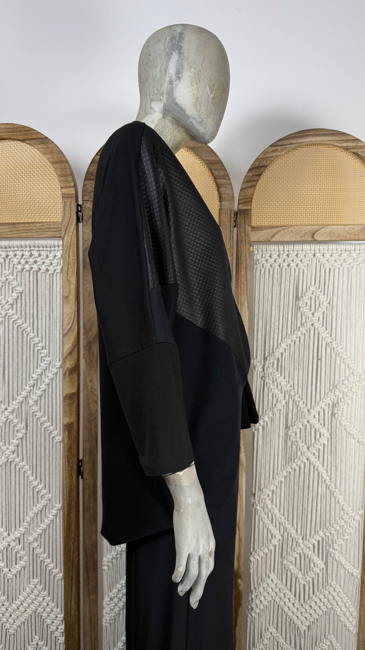 Bluza asimetrica cu insertii din piele