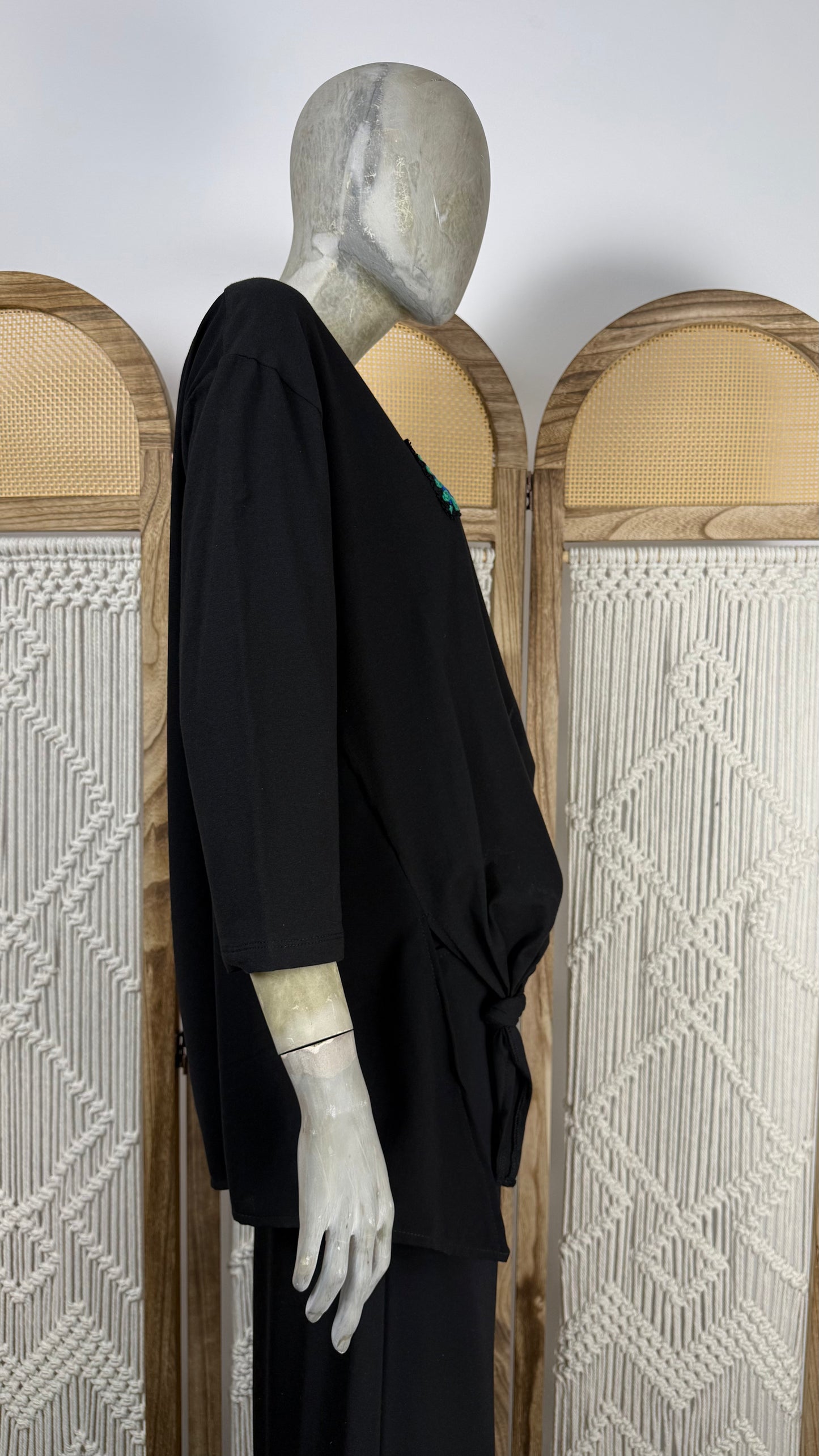 Bluza neagra cu nod mare si aplicatie - fermoar