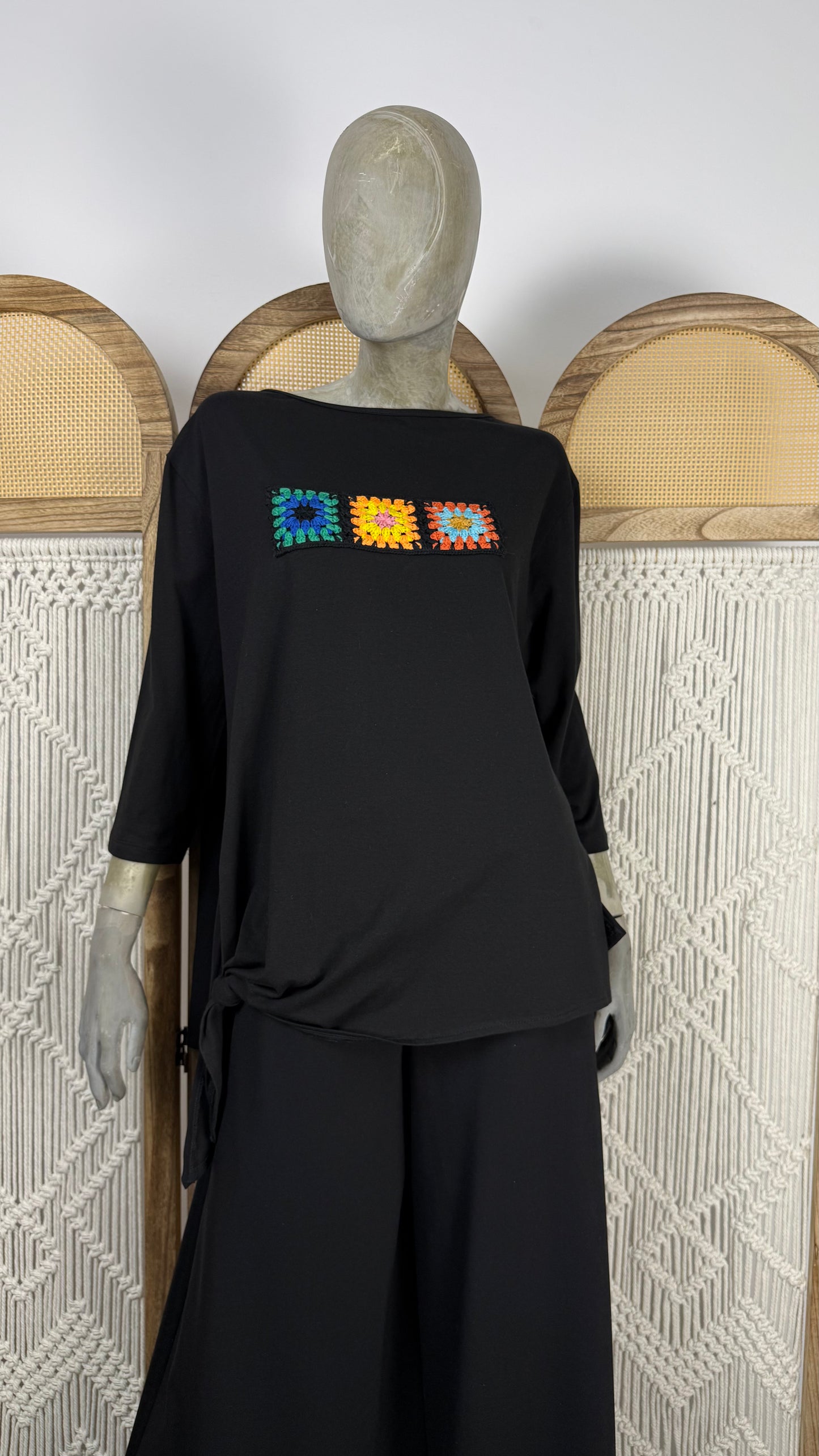 Bluza neagra cu nod mare si broderie florala