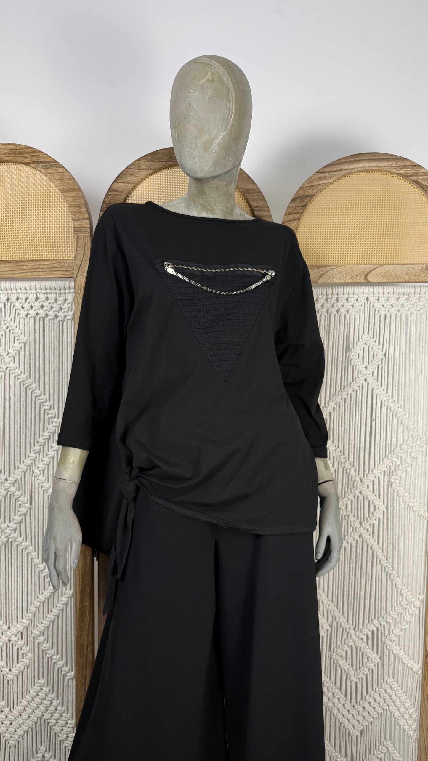 Bluza neagra cu nod mare si aplicatie - fermoar