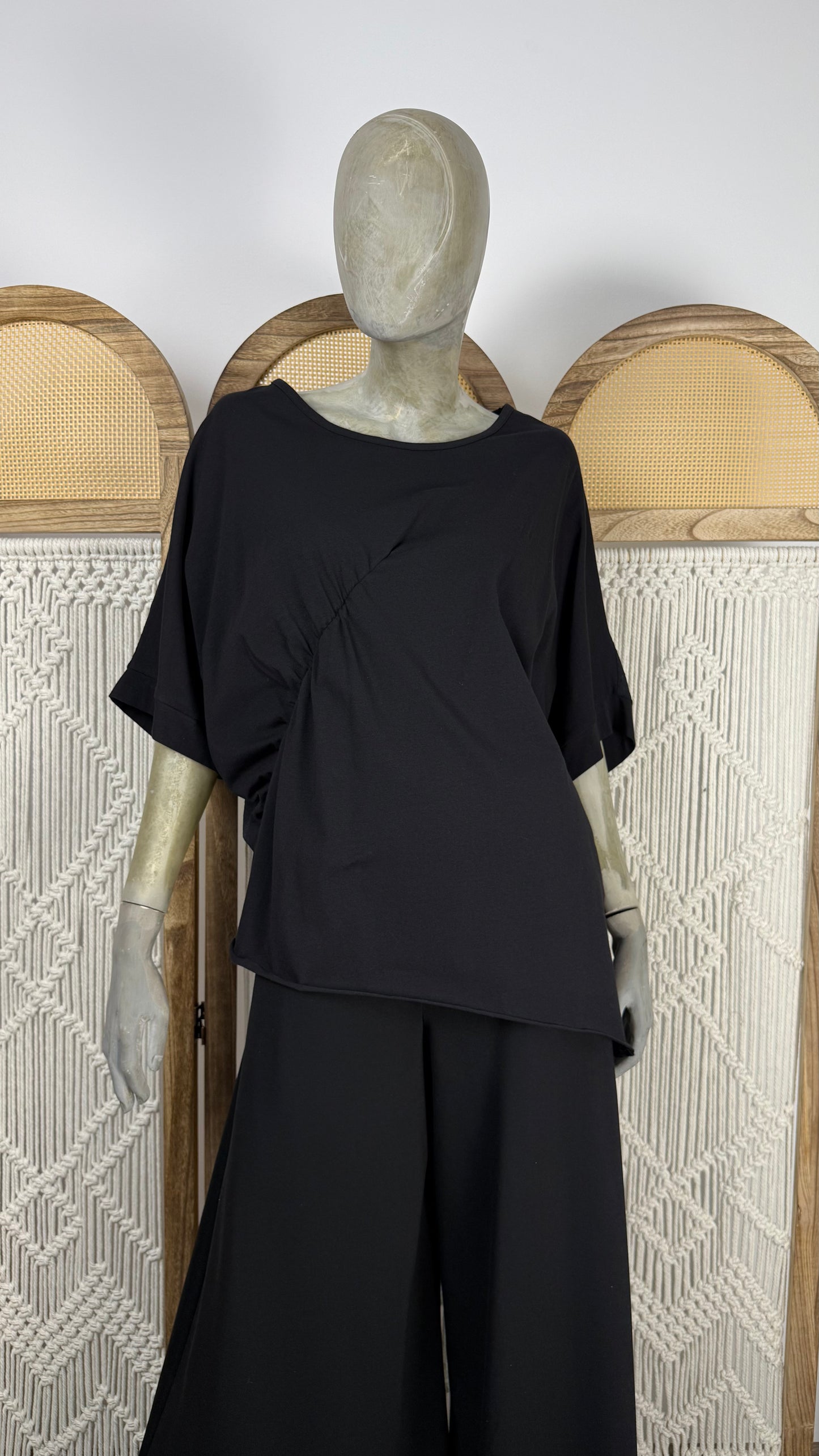 Bluza neagra cu fronseu si spate texturat