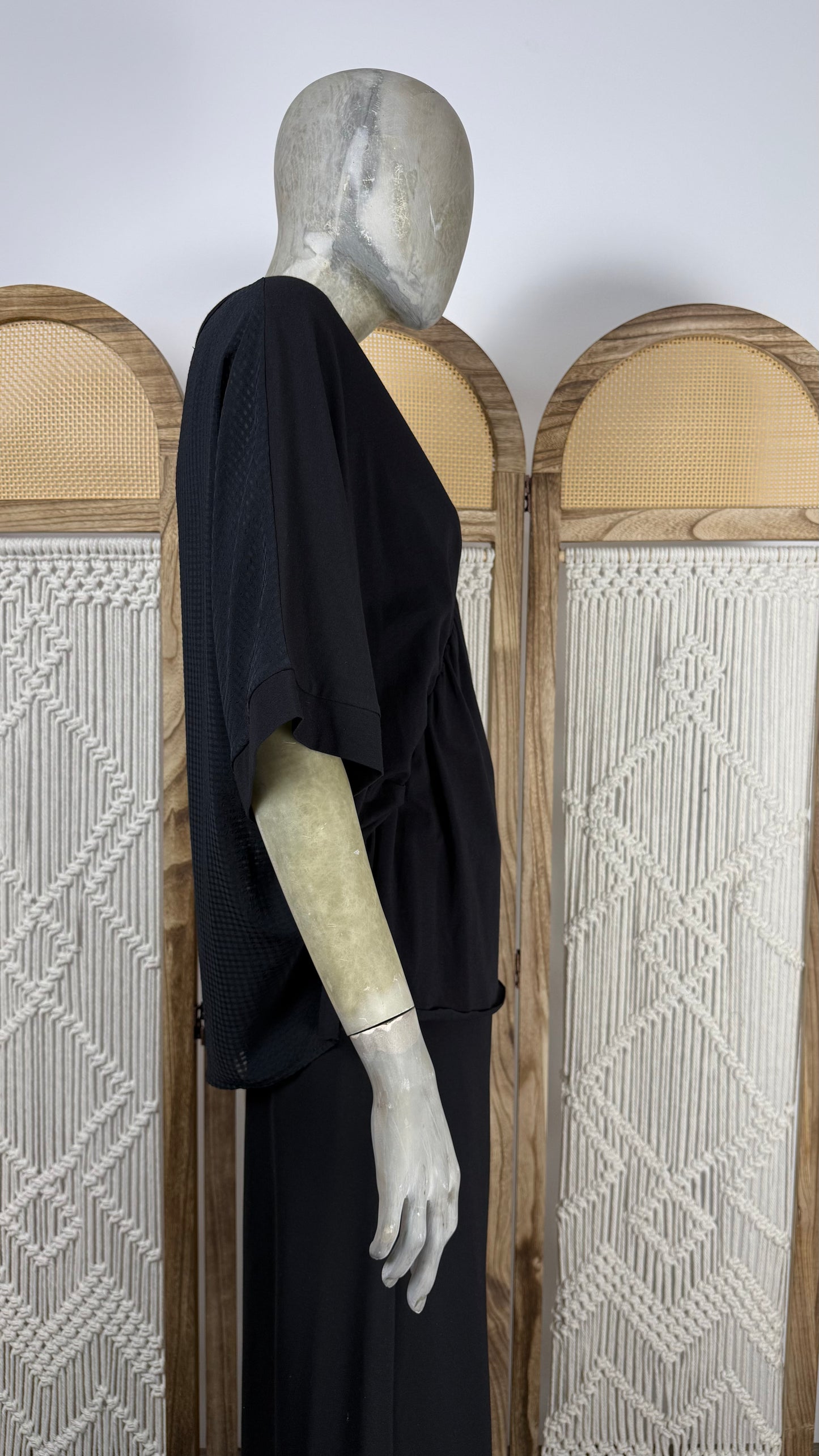 Bluza neagra cu fronseu si spate texturat