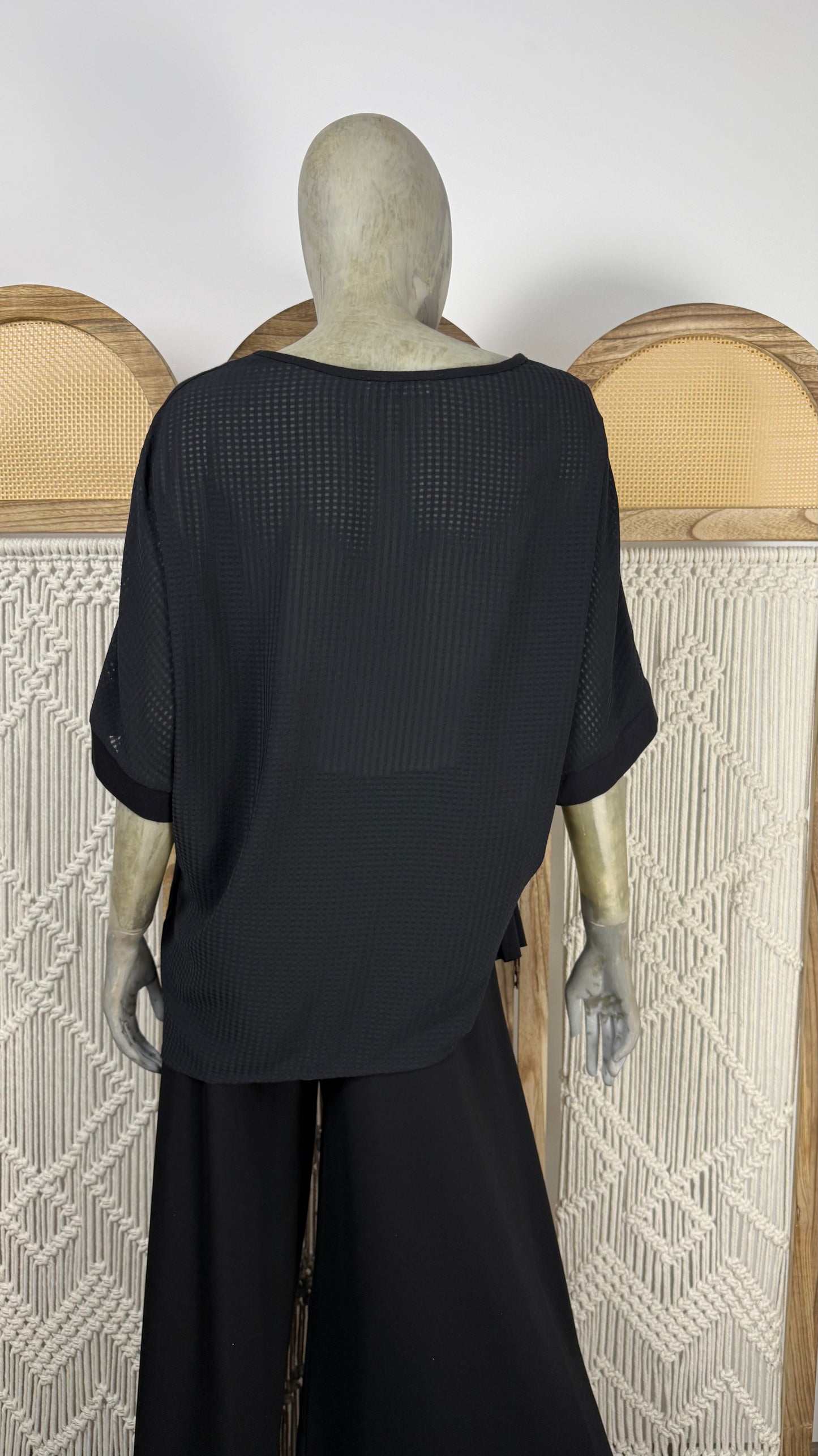 Bluza neagra cu fronseu si spate texturat