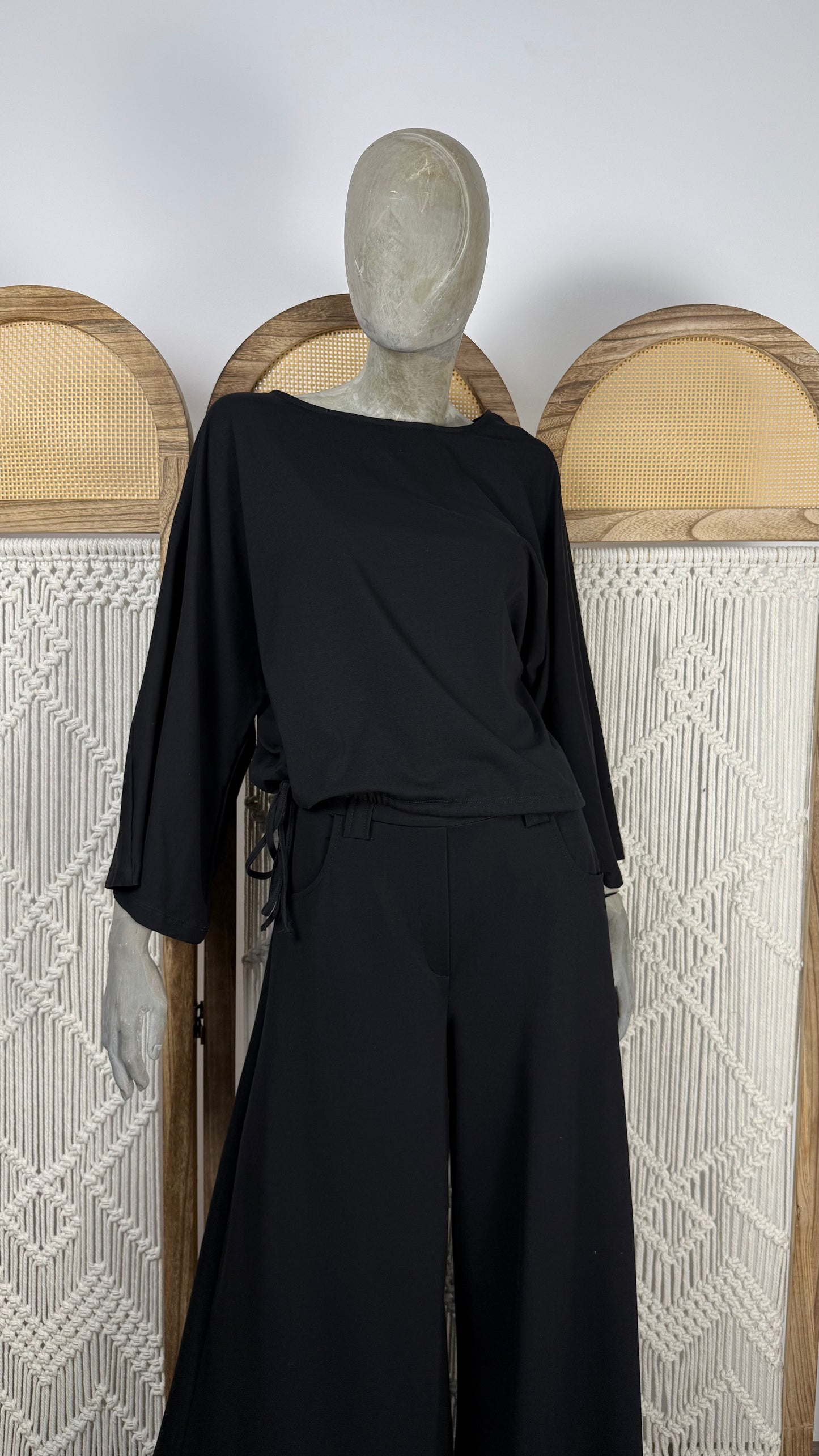 BLUZA NEAGRA CU MANECI EVAZATE SI SNUR