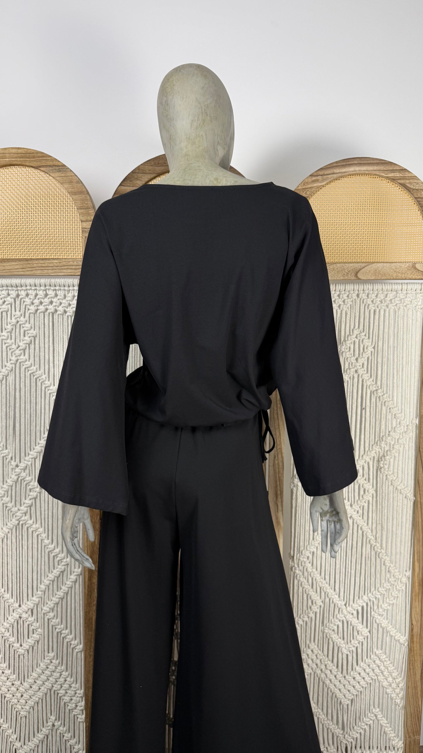BLUZA NEAGRA CU MANECI EVAZATE SI SNUR