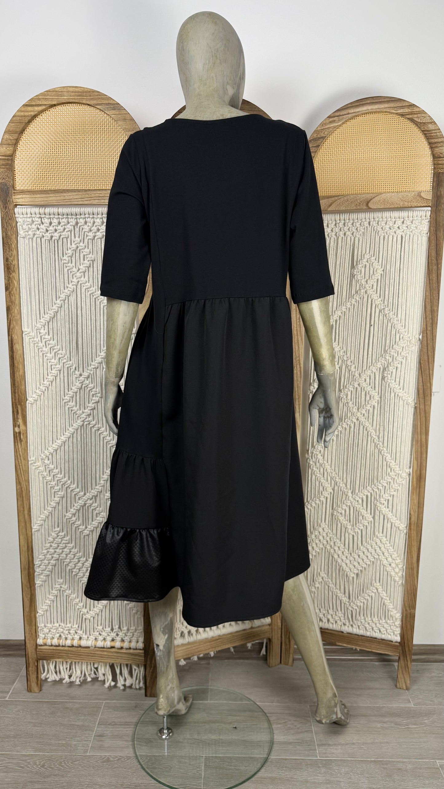 Rochie neagra din tafta, cu volane si paiete