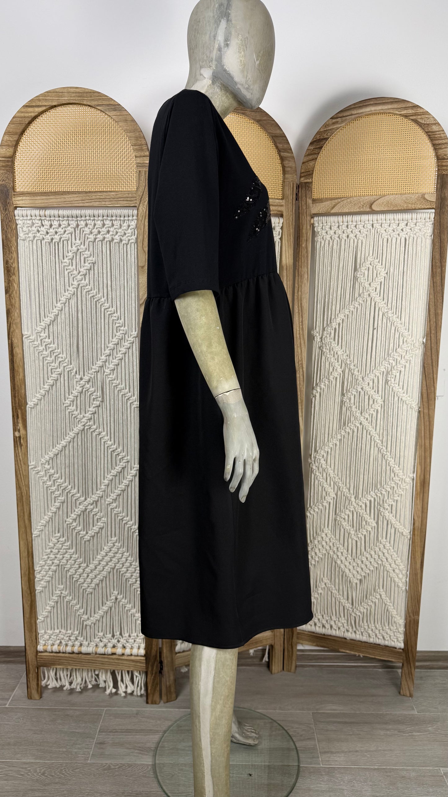 Rochie neagra din tafta, cu volane si paiete