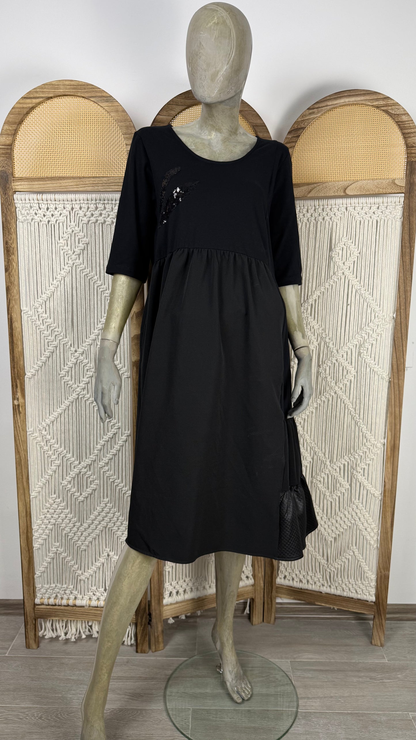 Rochie neagra din tafta, cu volane si paiete
