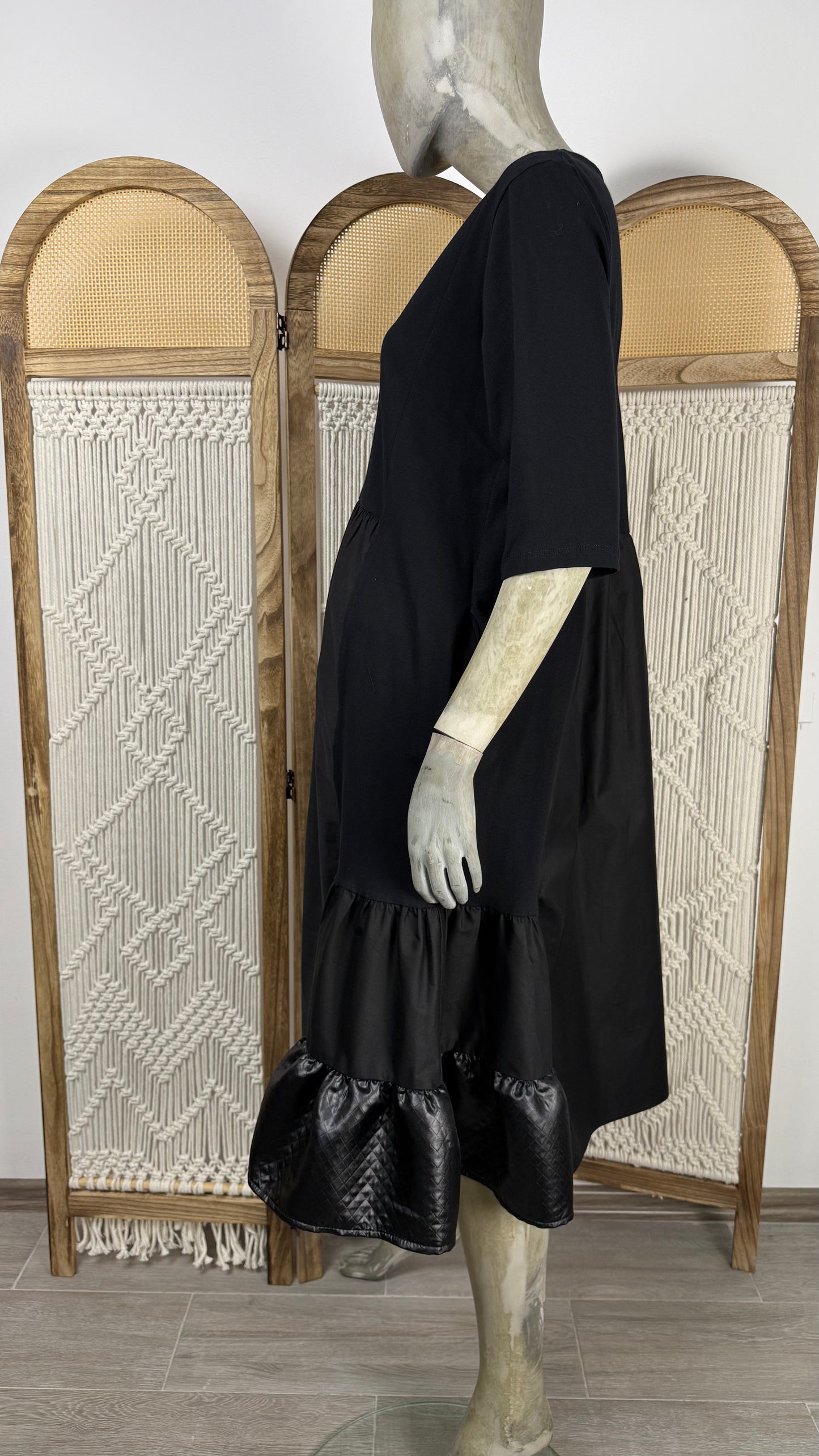 Rochie neagra din tafta, cu volane si paiete