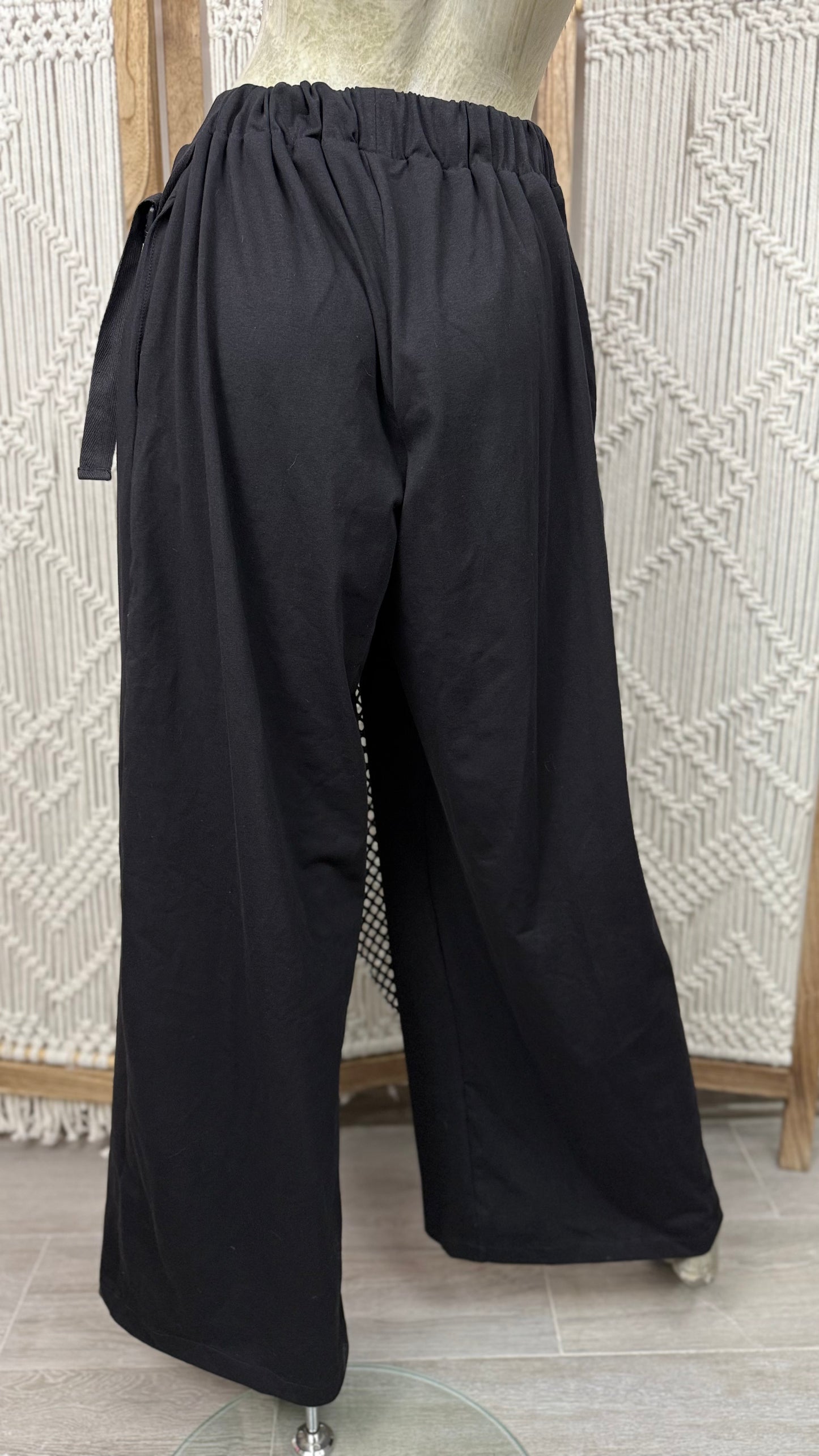 Pantaloni negri largi cu talie elastica si buzunar din plasa