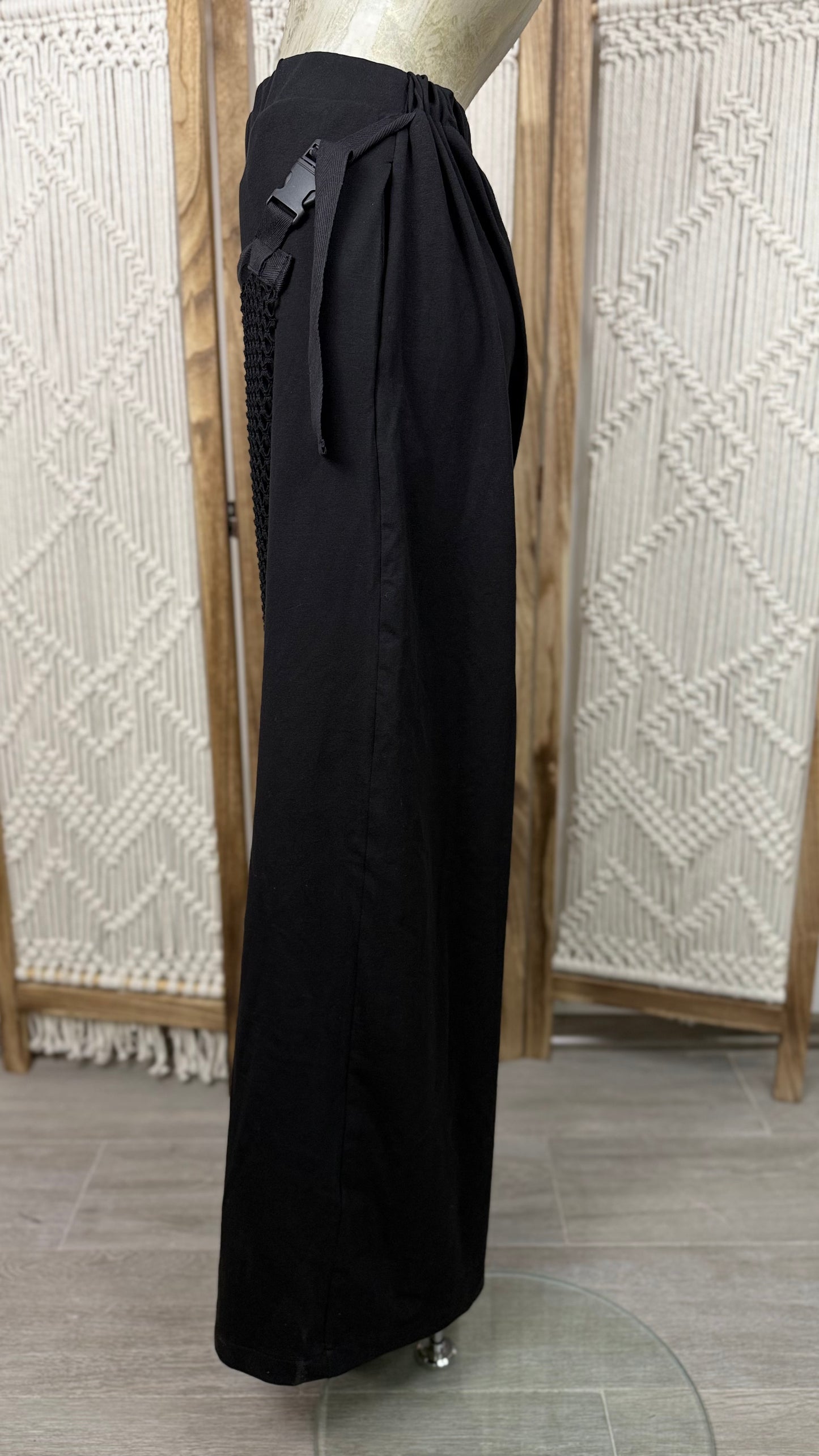 Pantaloni negri largi cu talie elastica si buzunar din plasa