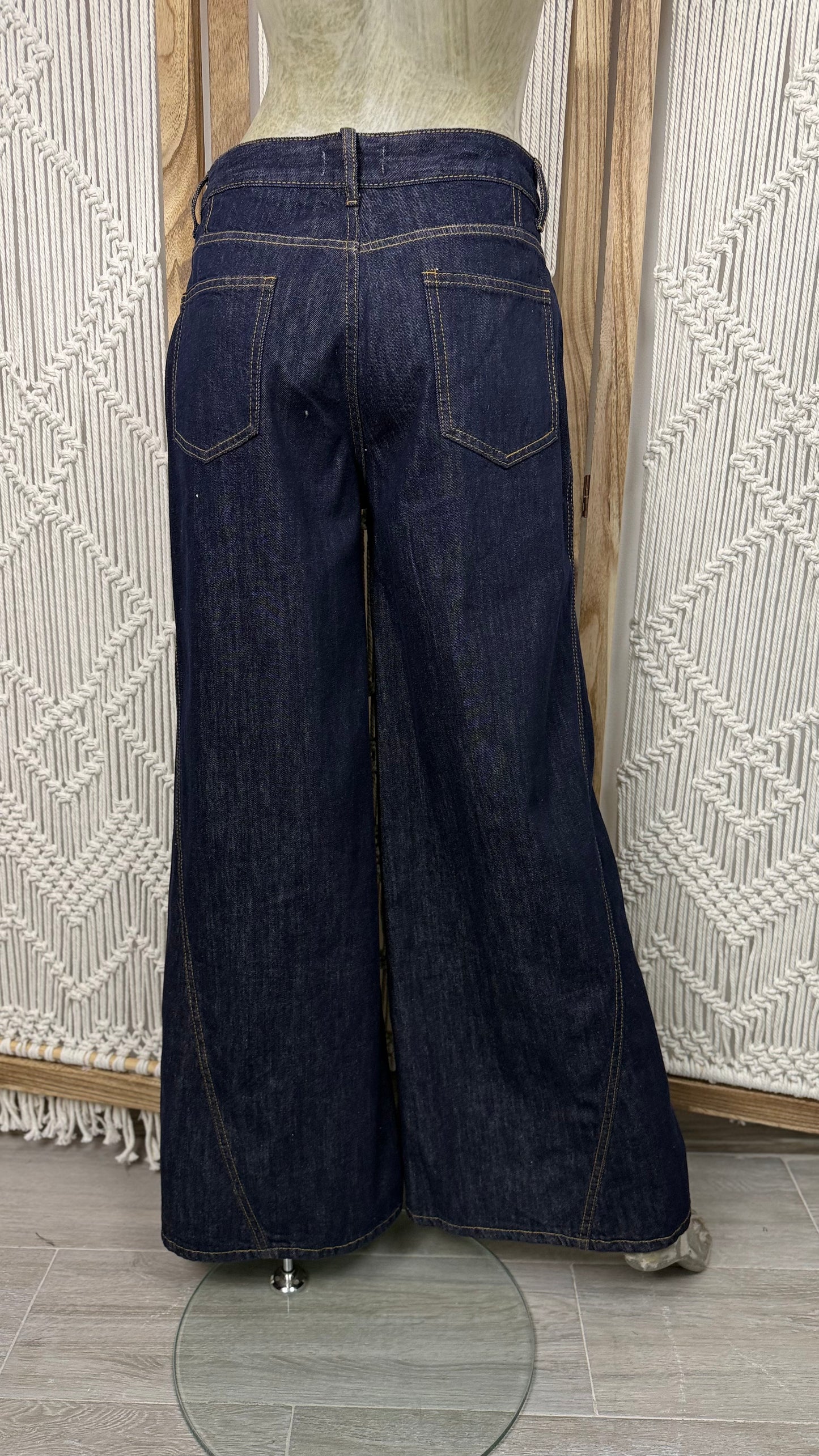 Blugi jeans albastrii cu picior wide si cusaturi in V