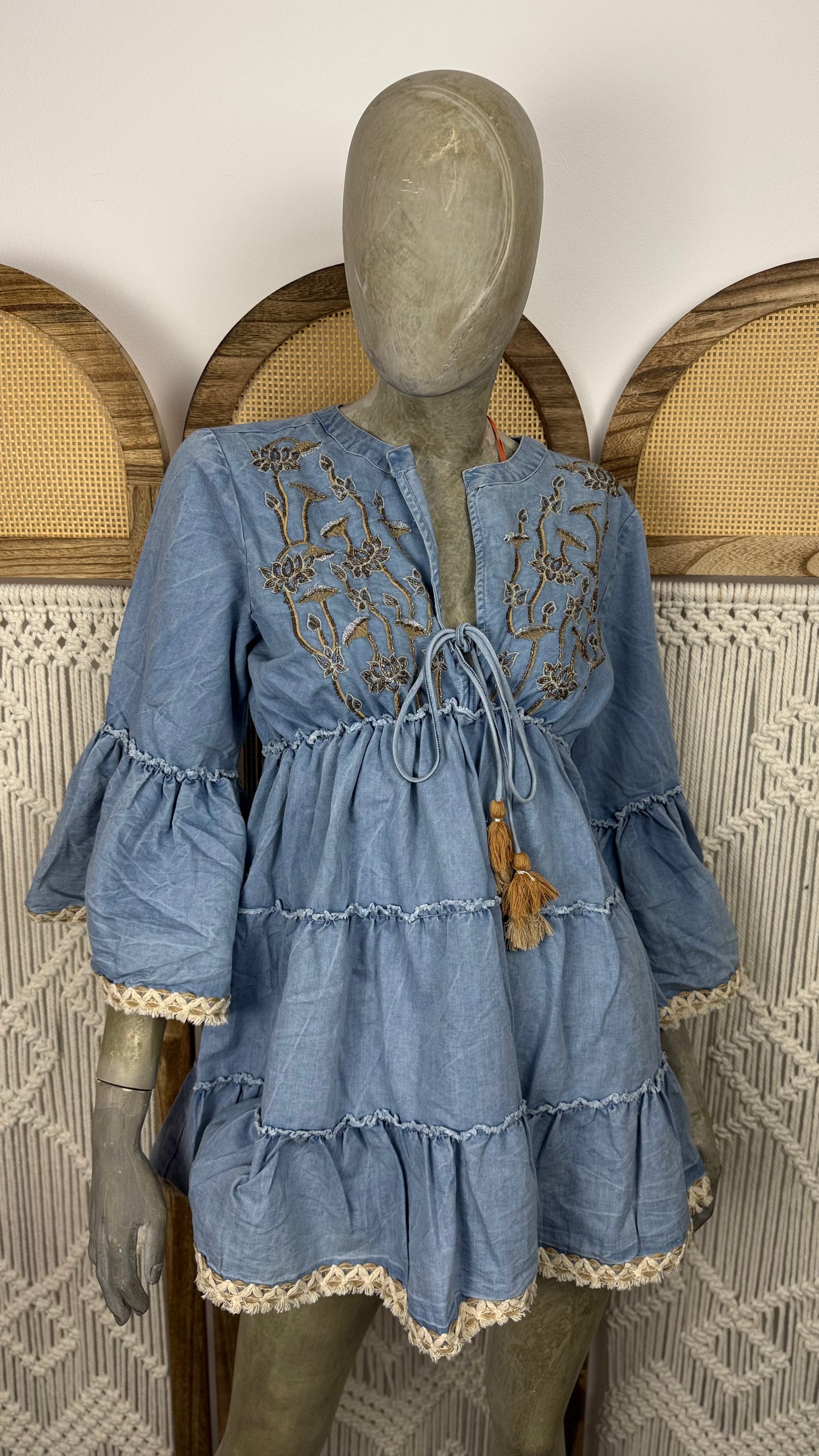 Rochie scurta albastra boho-chic cu broderie si volane