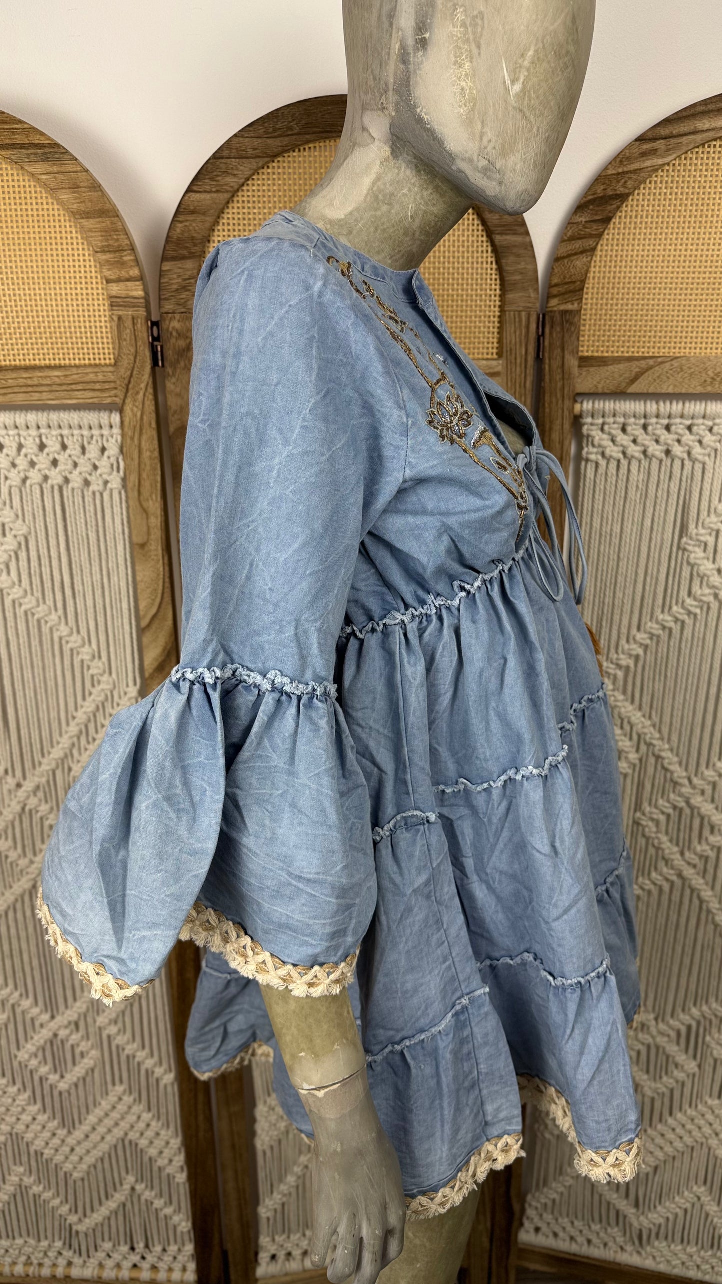 Rochie scurta albastra boho-chic cu broderie si volane