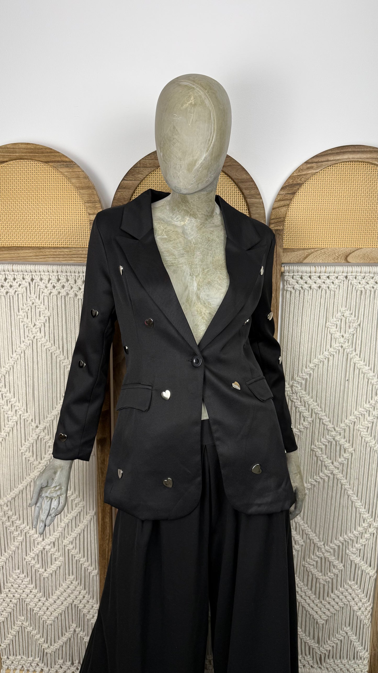 Sacou negru oversized cu aplicatii metalice in forma de inima