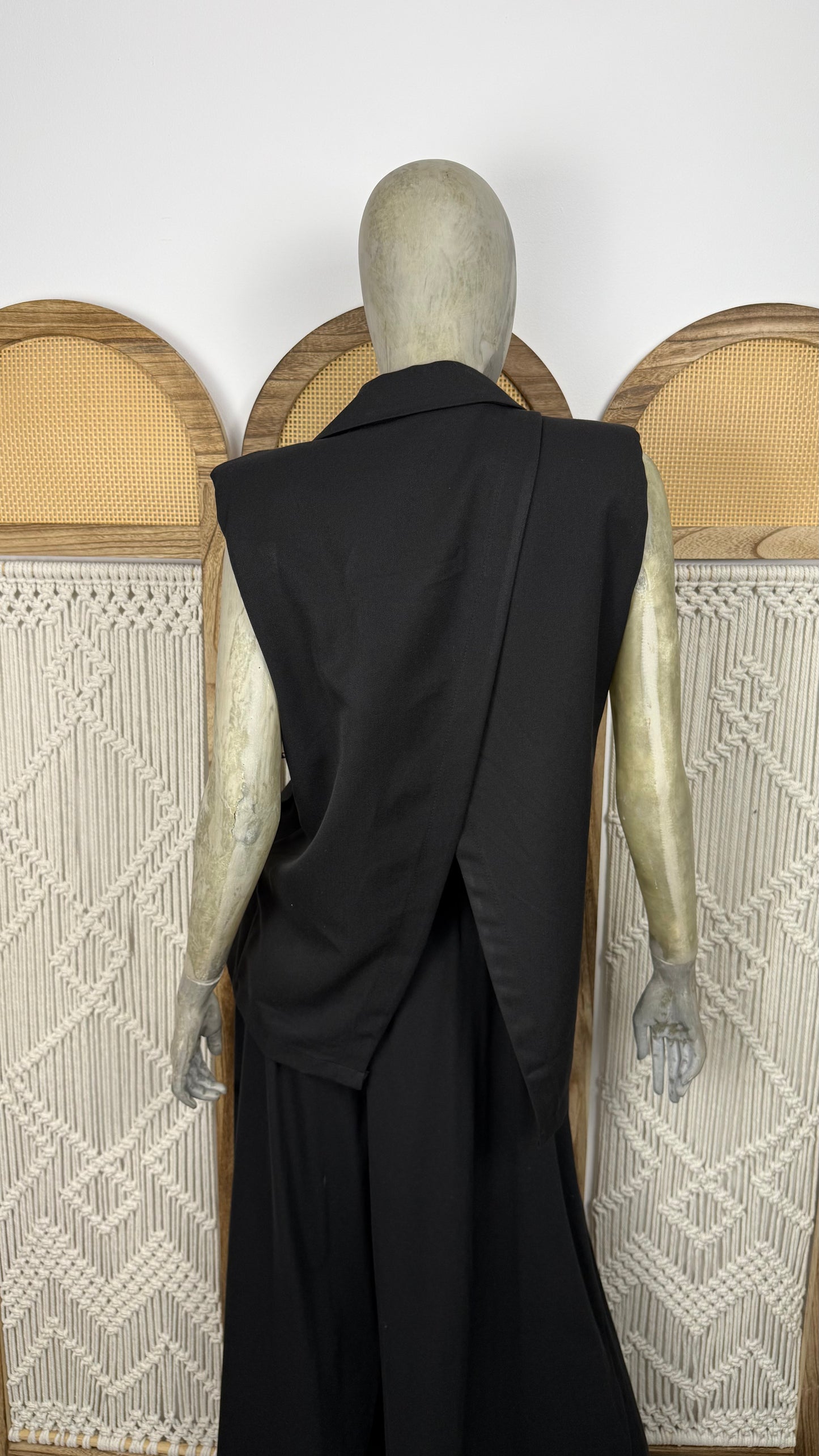Sacou negru fara maneci - accesorizat manual