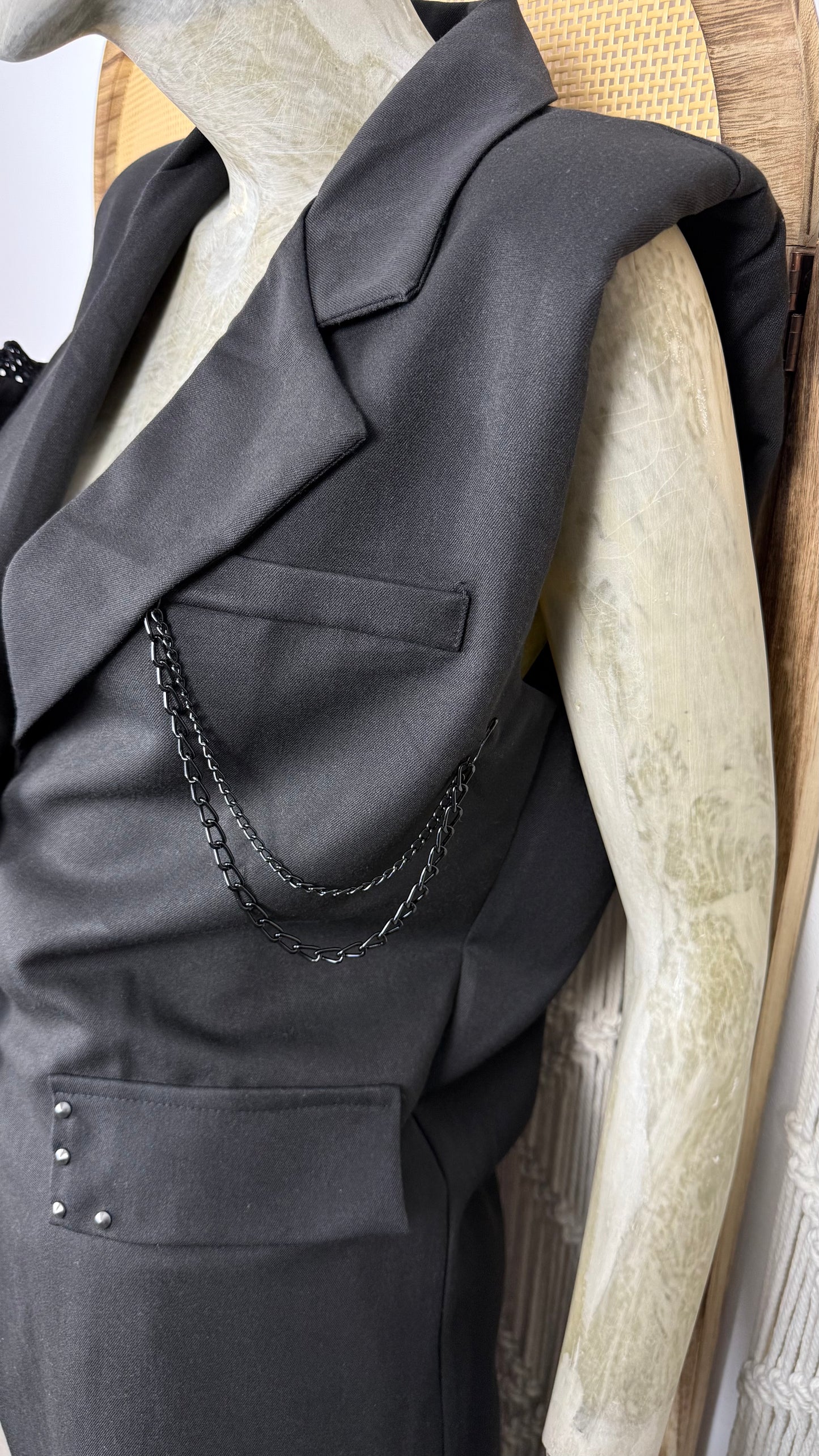 Sacou negru fara maneci - accesorizat manual