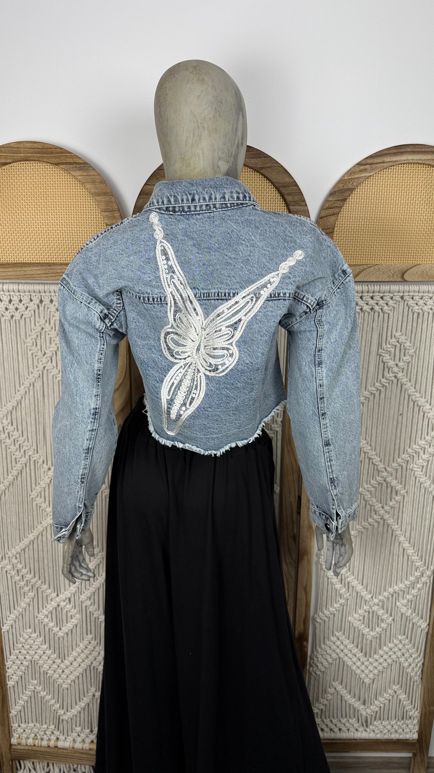 Jacheta denim albastra cropped cu tinte si aplicatie fluture - accesorizata manual