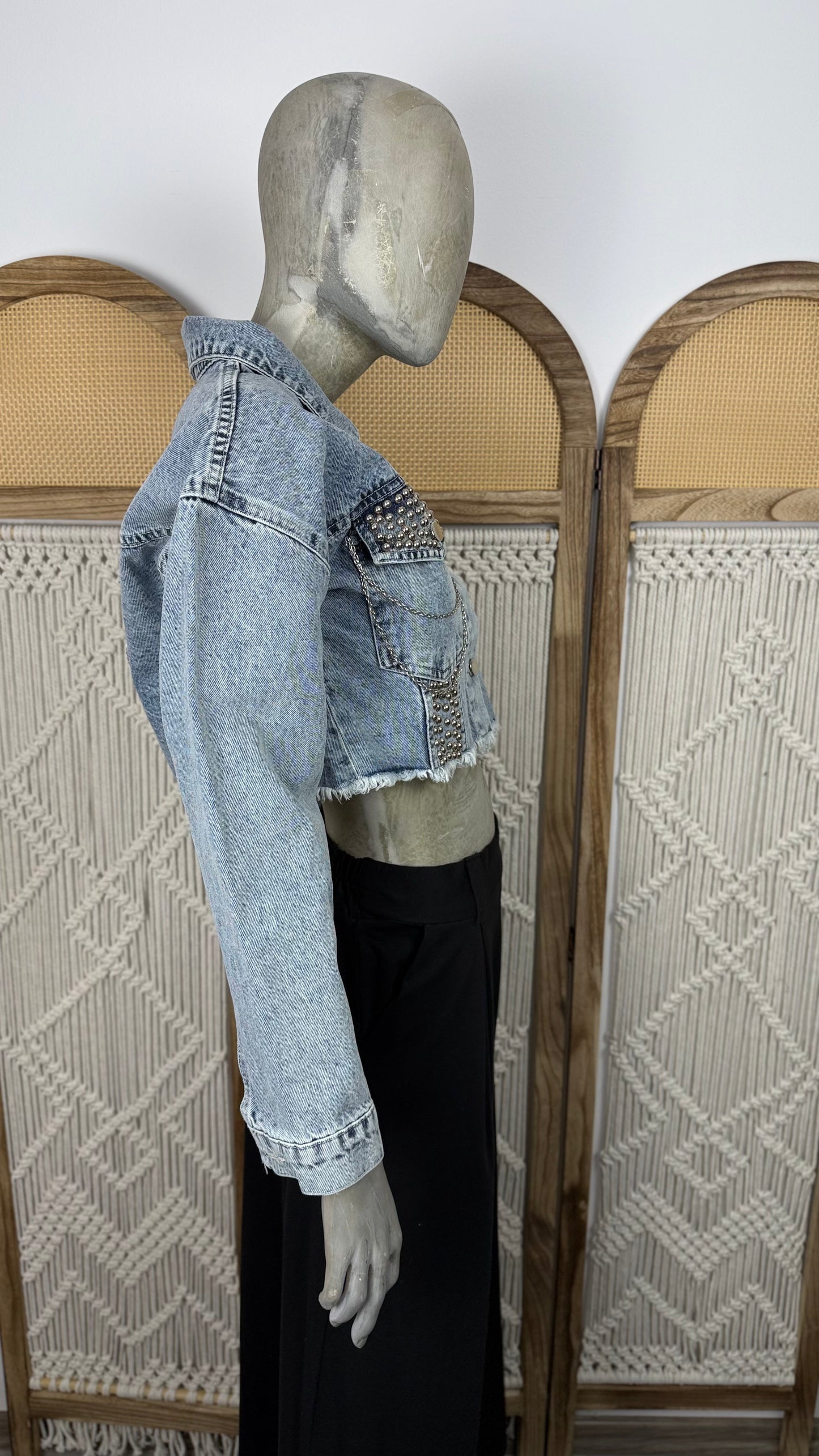 Jacheta denim albastra cropped cu tinte si aplicatie fluture - accesorizata manual