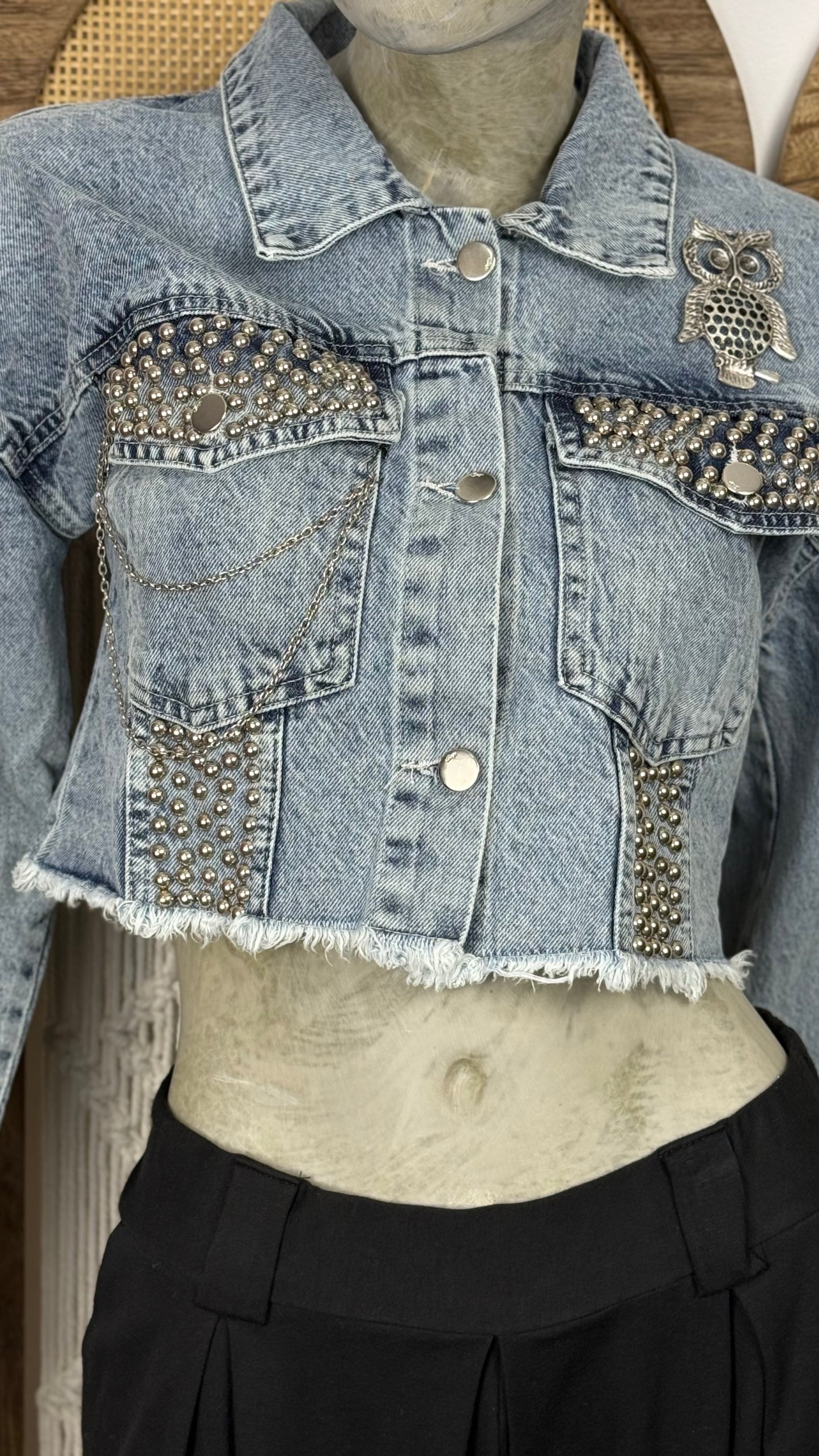 Jacheta denim albastra cropped cu tinte si aplicatie fluture - accesorizata manual