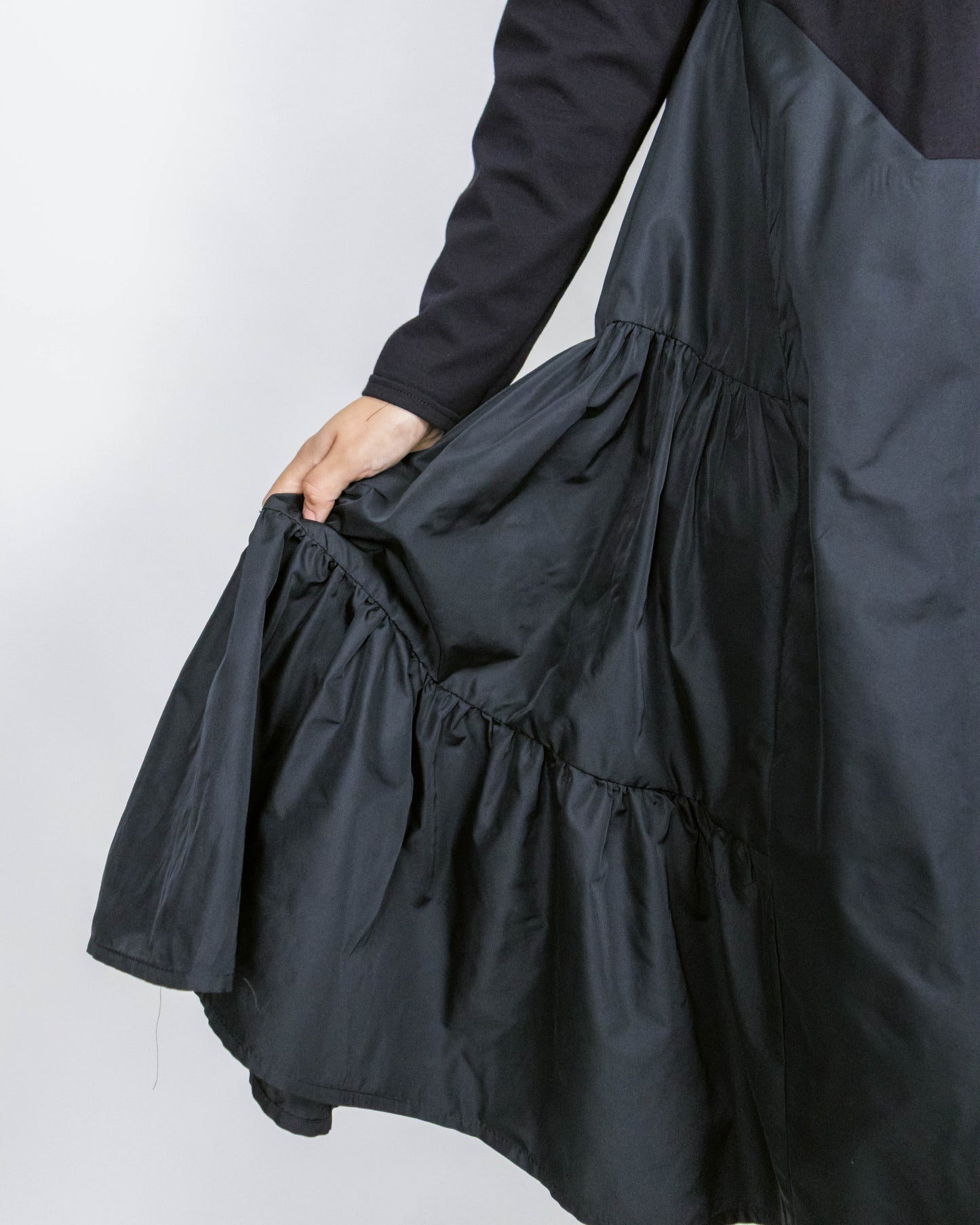 Rochie Neagră Mix Texturi & Volane | Mărime Universală (S-XL) | Qarma