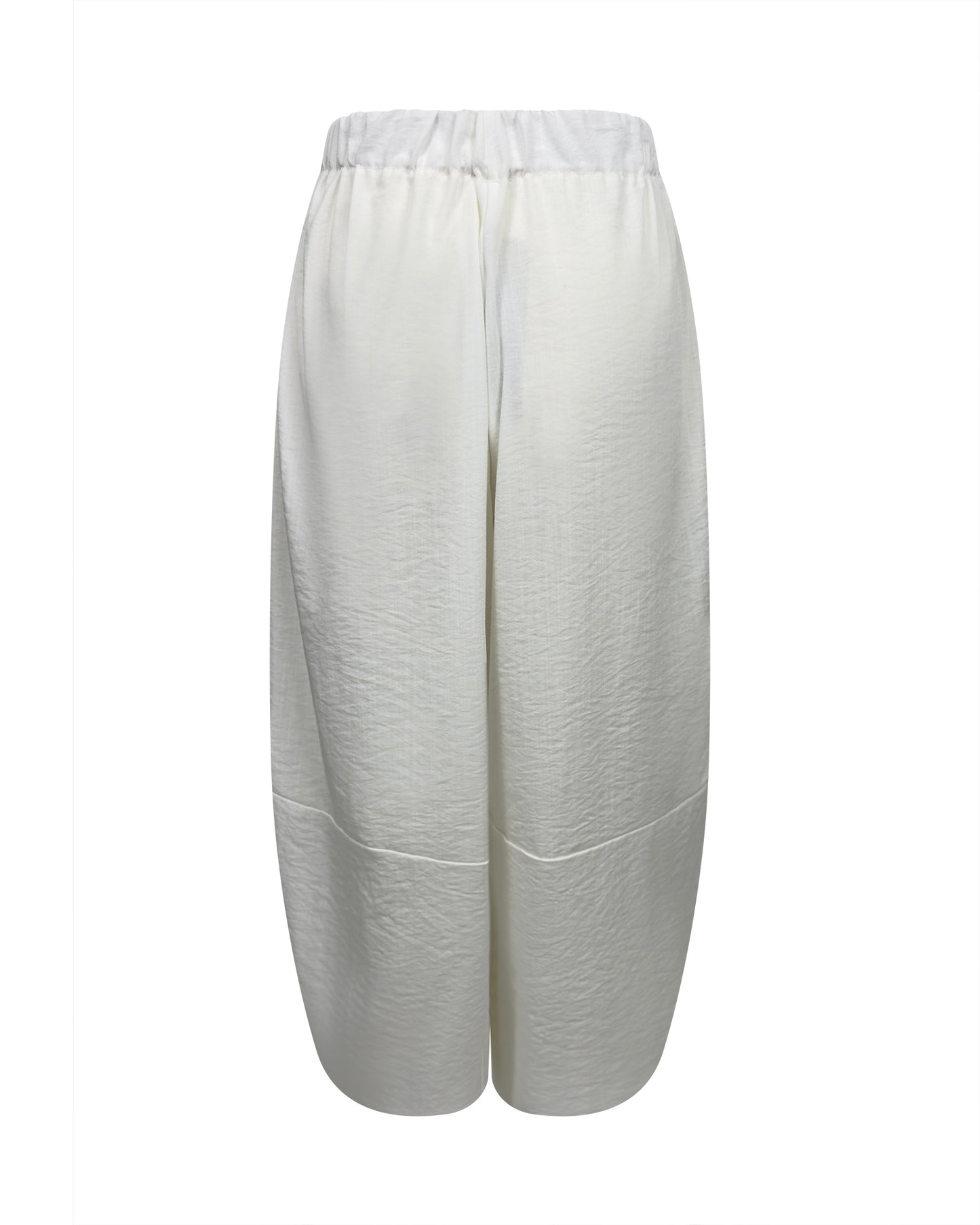 Pantaloni albi cu croiala balon si textura lucioasa