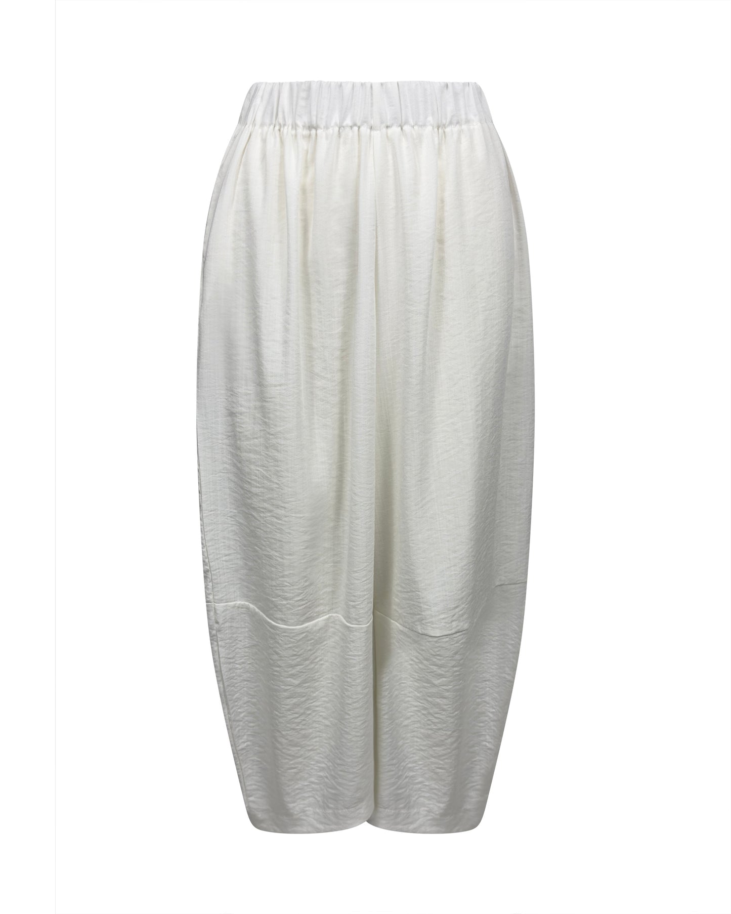 Pantaloni albi cu croiala balon si textura lucioasa