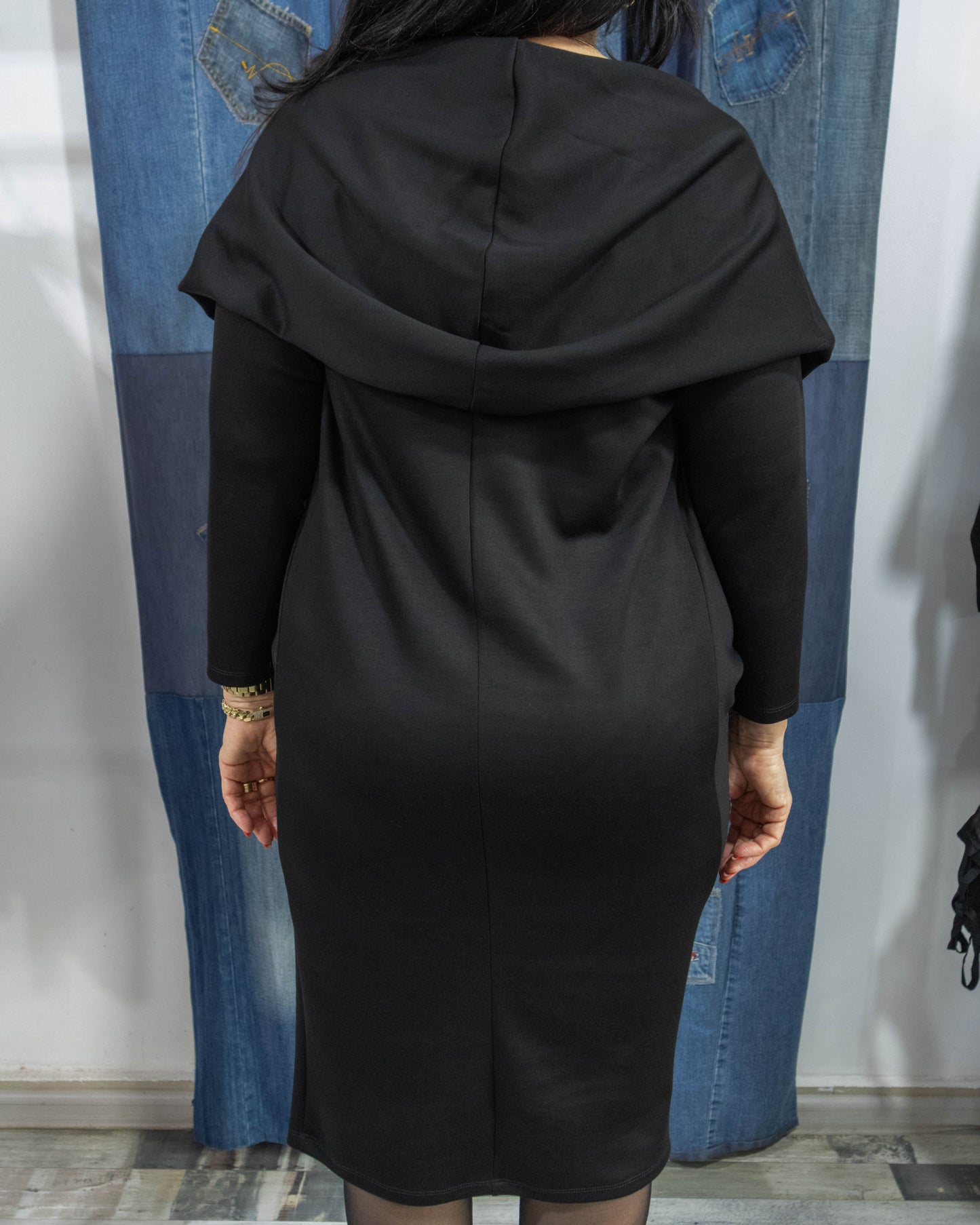 Rochie Neagră Midi cu Glugă Drapată | Mărime Universală (S-XL) | Qarma
